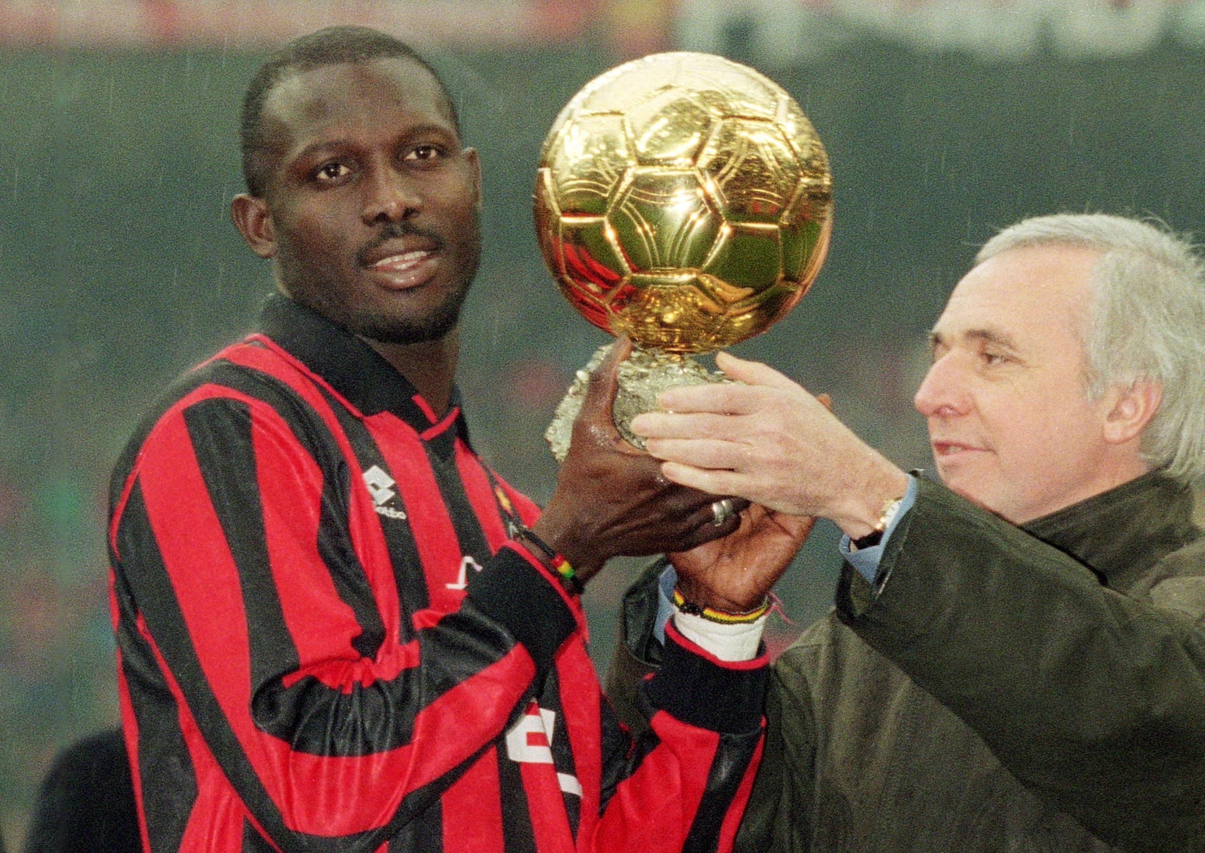 George Weah và Quả bóng vàng năm 1995. Ảnh: GETTY IMAGES