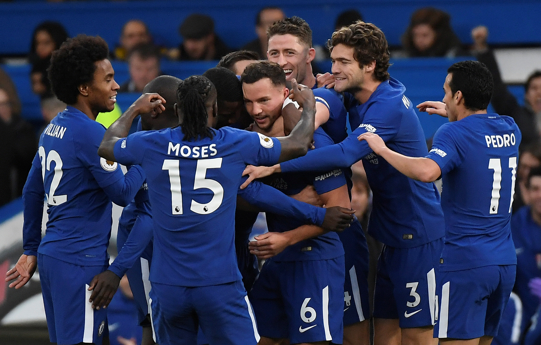 Niềm vui của các cầu thủ Chelsea sau khi Drinkwater nâng tỉ số lên 2-0. Ảnh: REUTERS