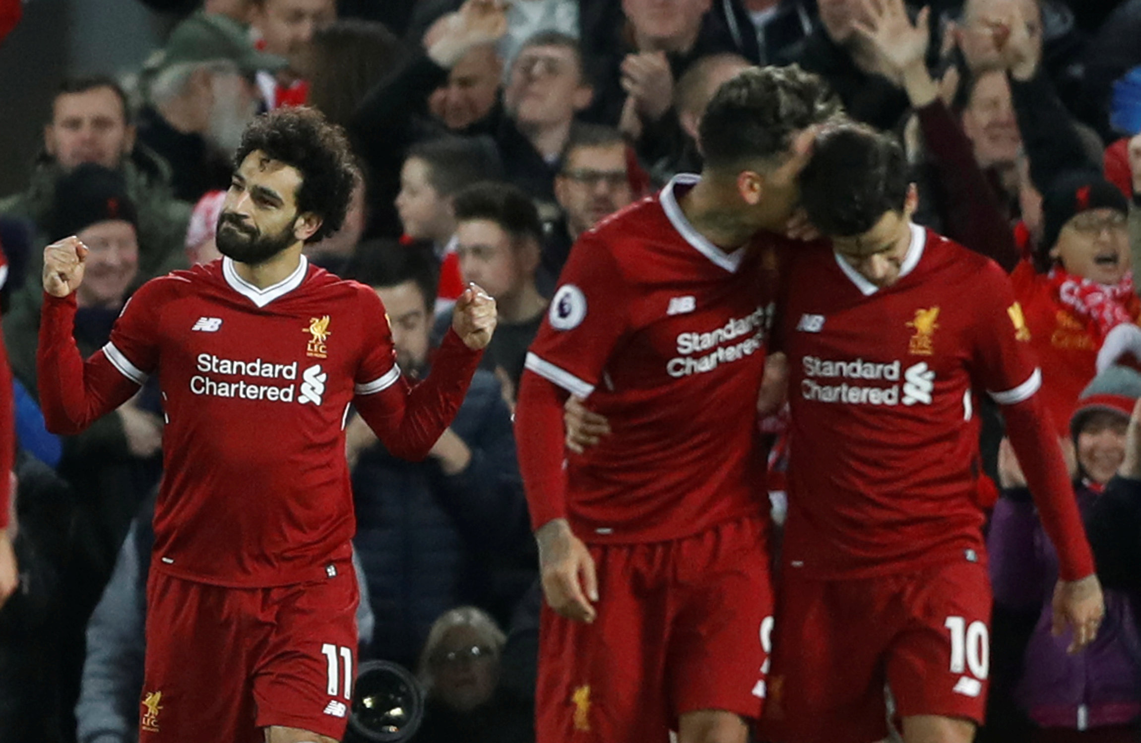 Salah (trái) - người hùng của Liverpool trong chiến thắng trước Leicester. Ảnh: REUTERS