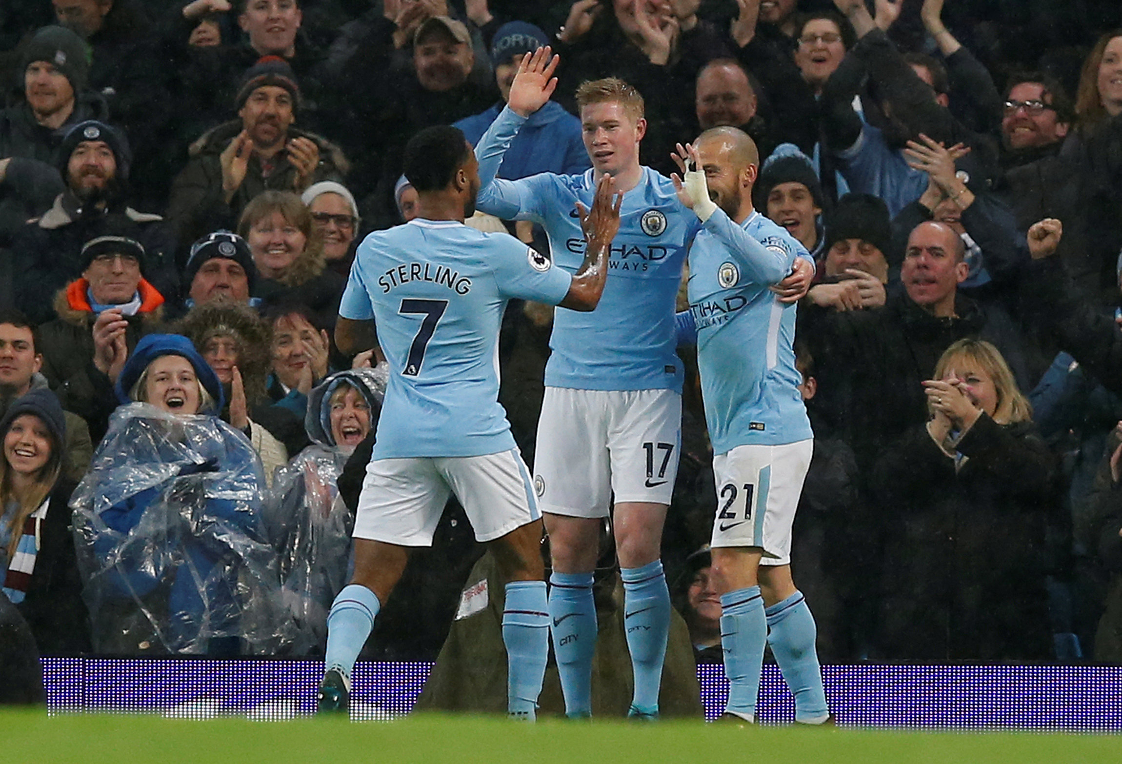 Các cầu thủ M.C ăn mừng bàn thắng thứ hai vào lưới Watford. Ảnh: REUTERS