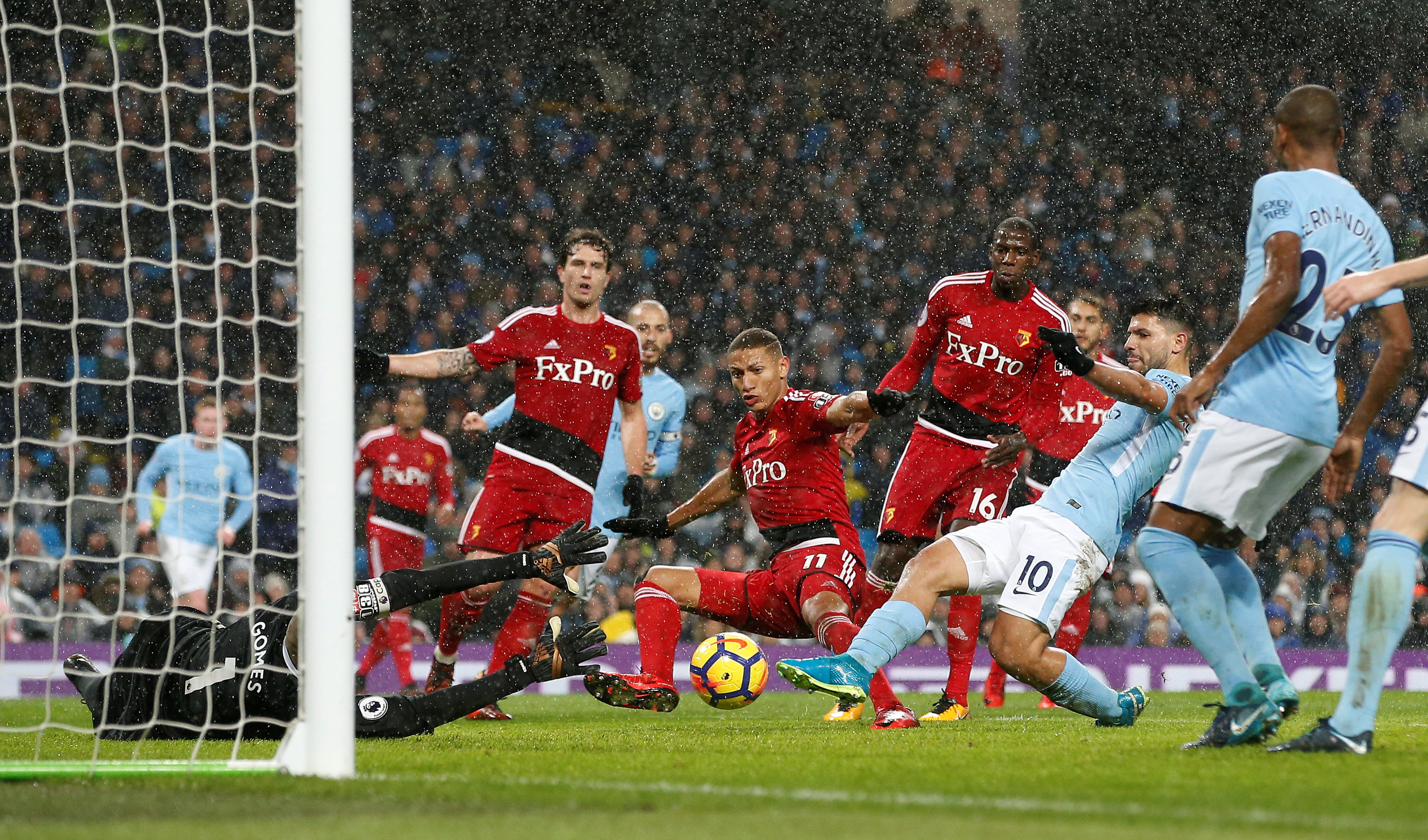 Pha đệm bóng nâng tỉ số lên 3-0 cho M.C của Aguero. Ảnh: REUTERS