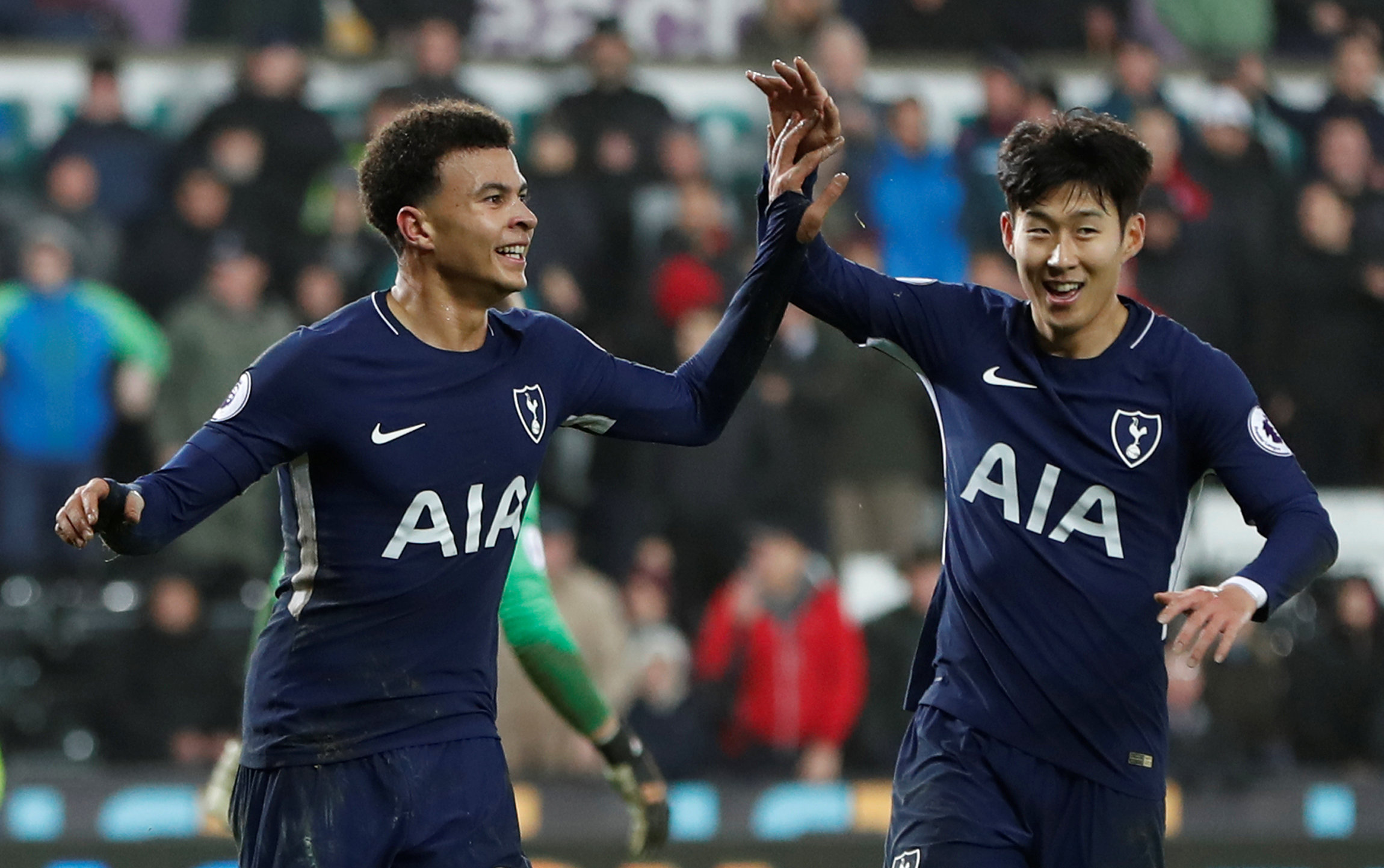 Niềm vui của Dele Alli (trái) sau khi nâng tỉ số lên 2-0 cho Tottenham. Ảnh: REUTERS