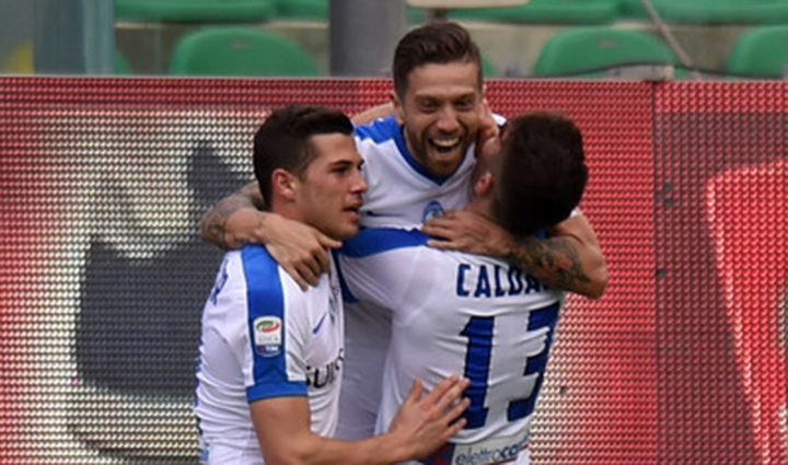 Niềm vui của các cầu thủ Atalanta sau khi Gomez (giữa) nâng tỉ số lên 2-0. Ảnh: GETTY IMAGES