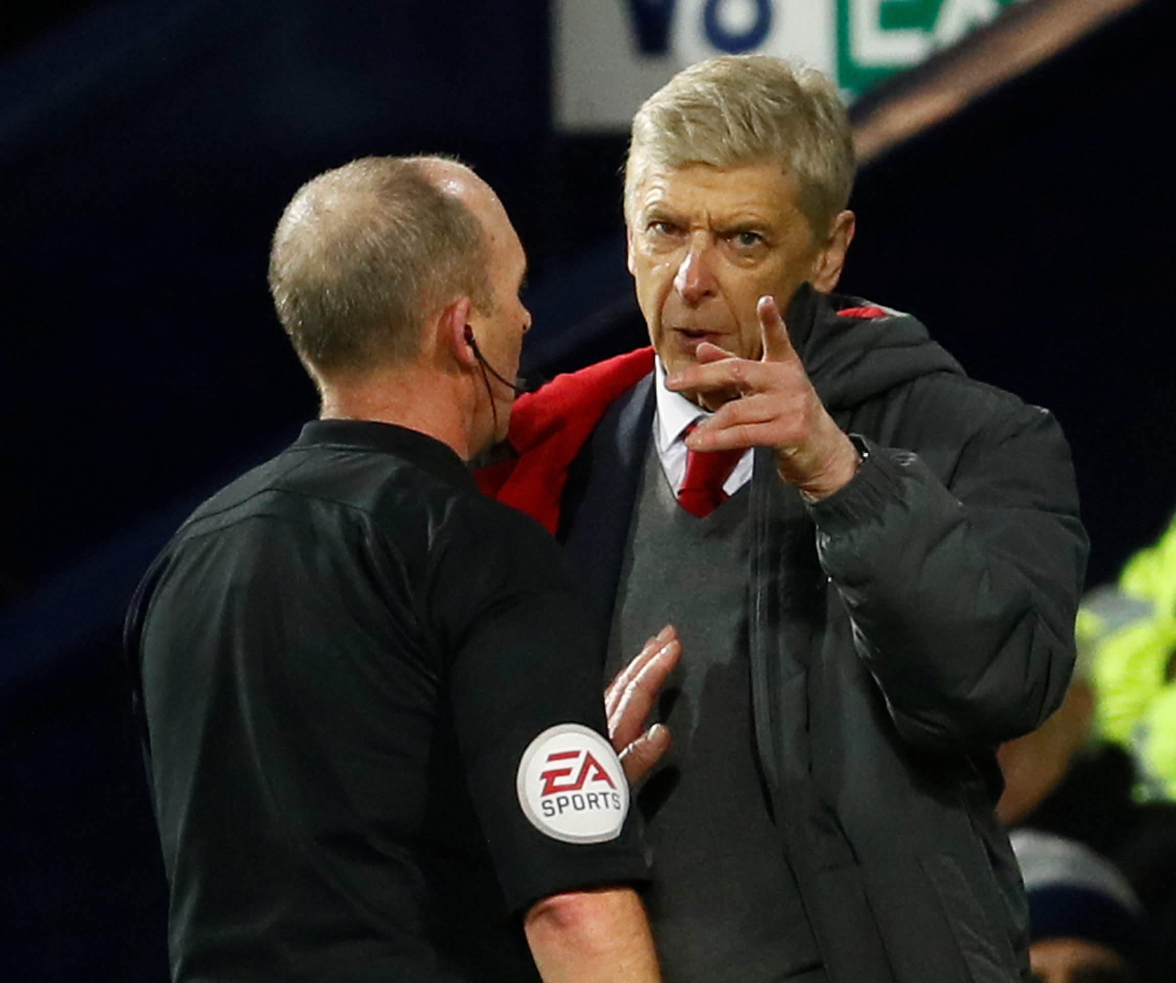 HLV Wenger phàn nàn với trọng tài sau khi Arsenal bị phạt penalty. Ảnh: REUTERS