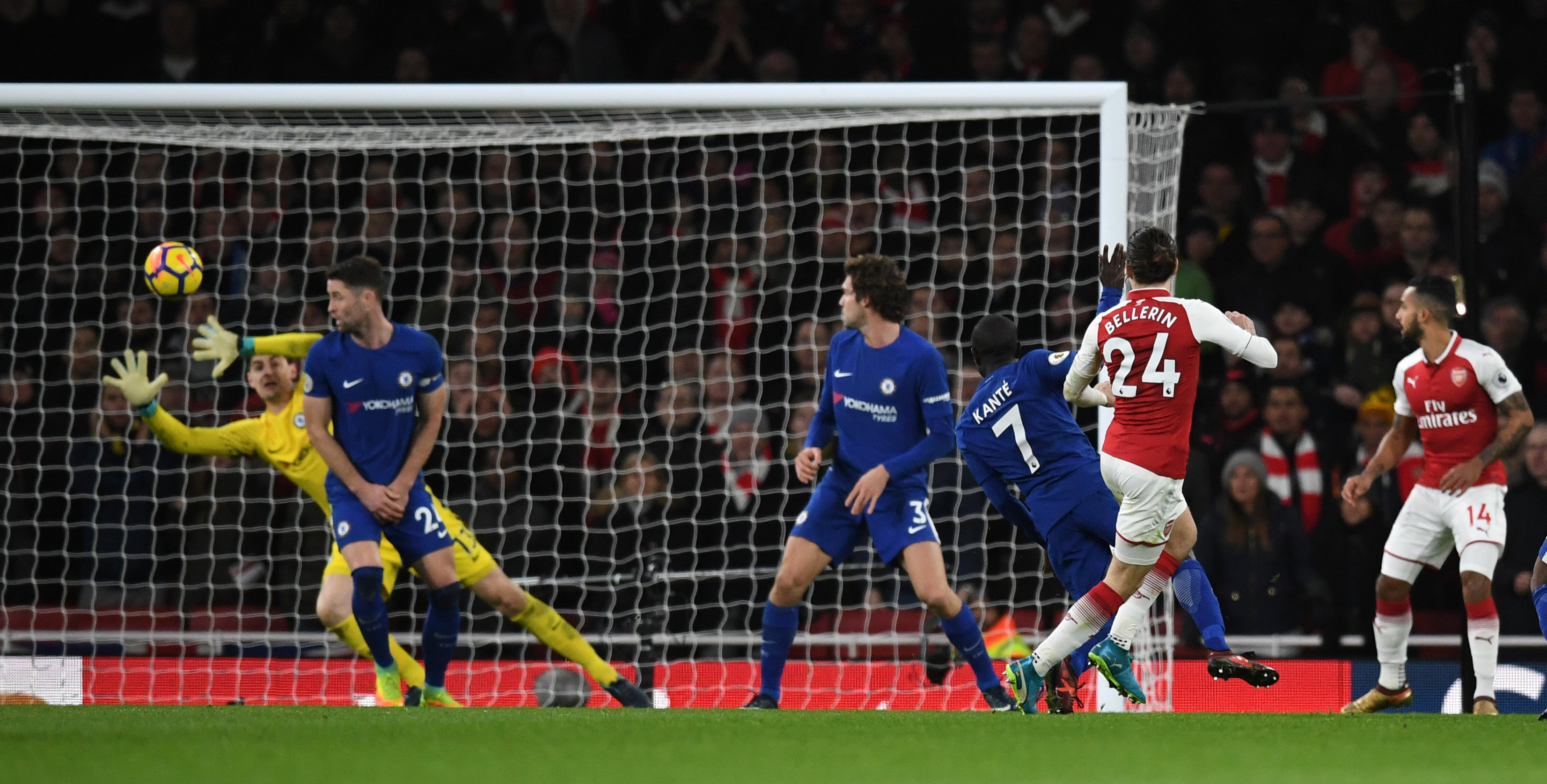 Pha dứt điểm gỡ hòa 2-2 cho Arsenal của Bellerin. Ảnh: REUTERS