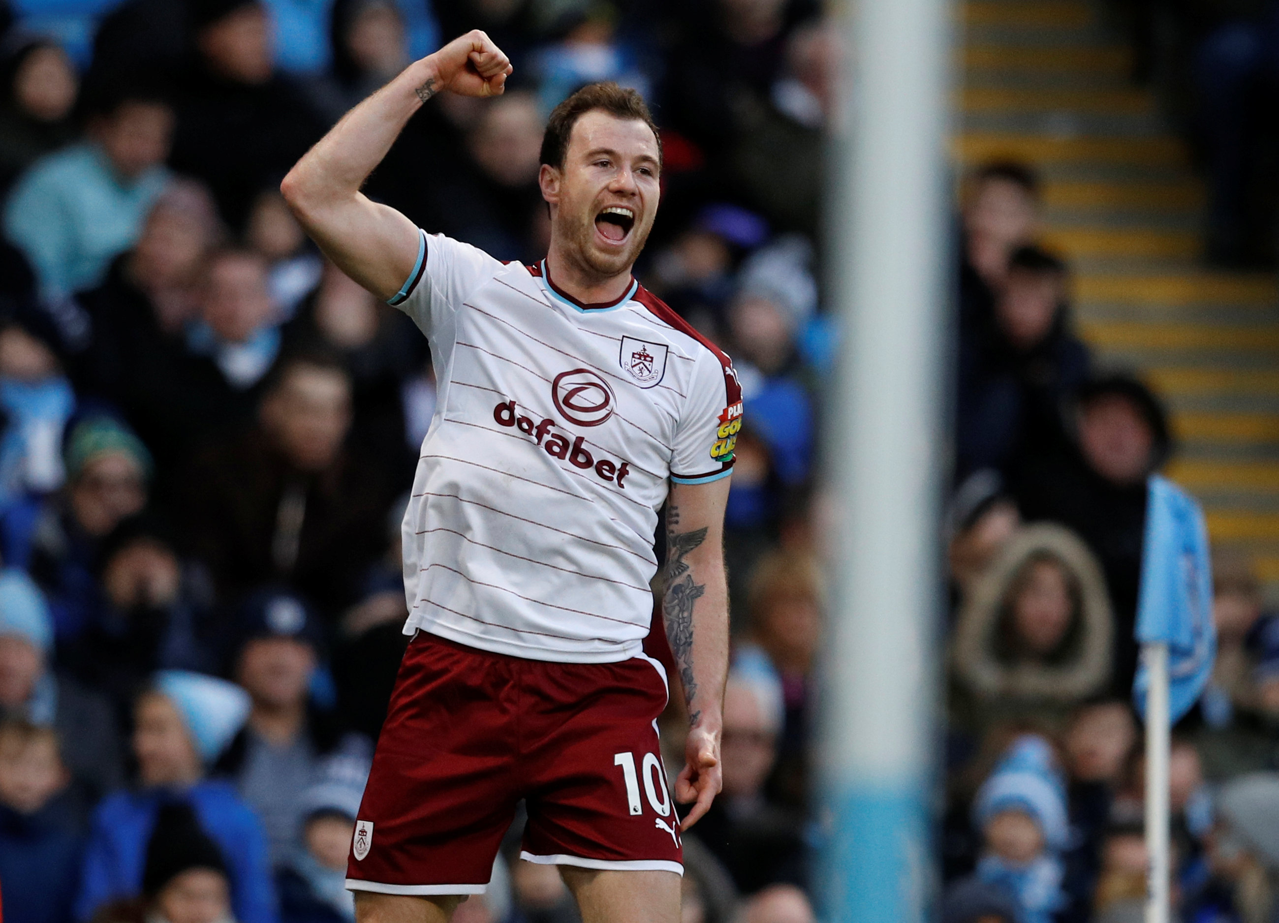 Ashley Barnes ăn mừng bàn mở tỉ số cho Burnley. Ảnh: REUTERS