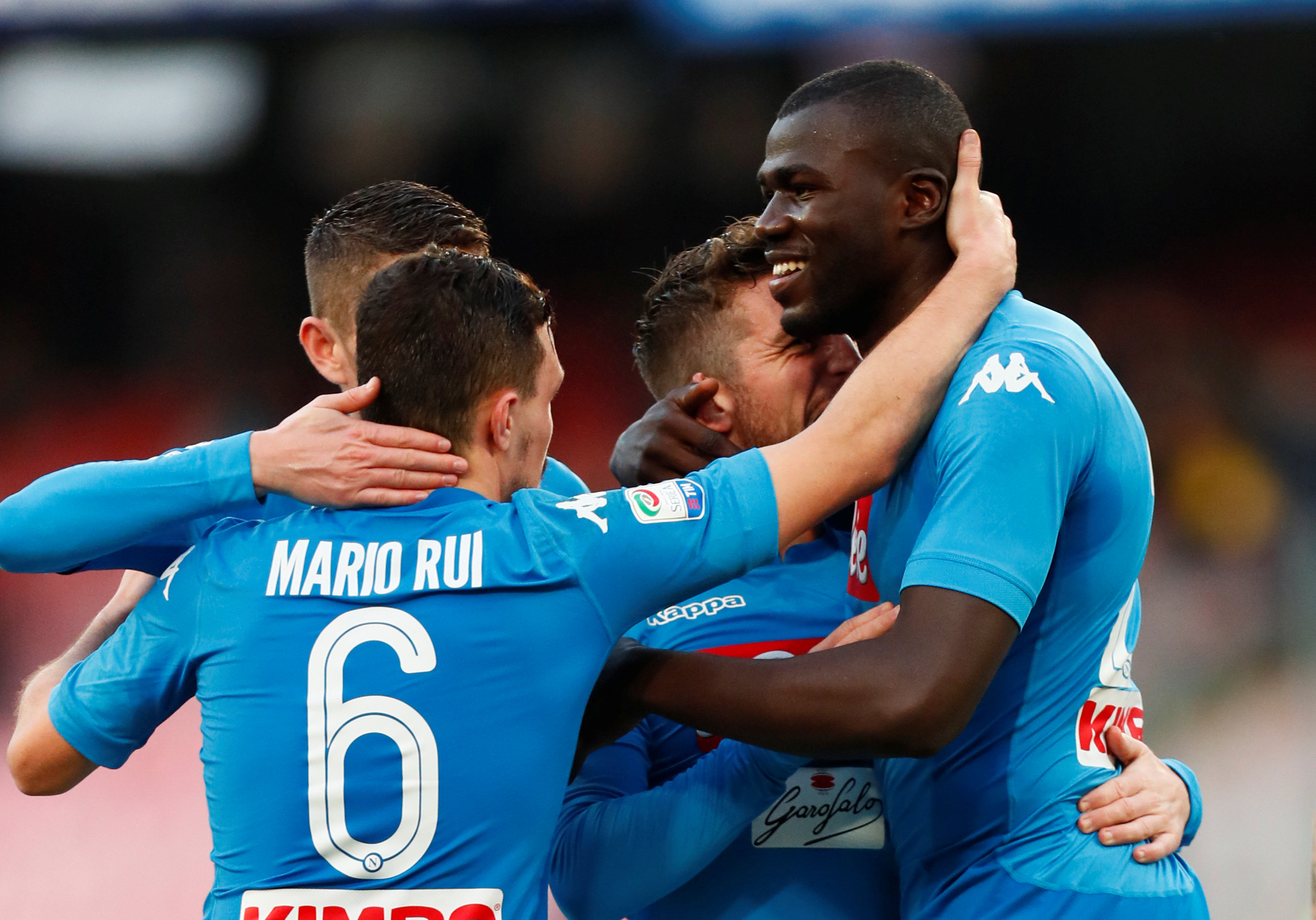 Niềm vui của các cầu thủ Napoli sau khi Koulibaly mở tỉ số. Ảnh: REUTERS