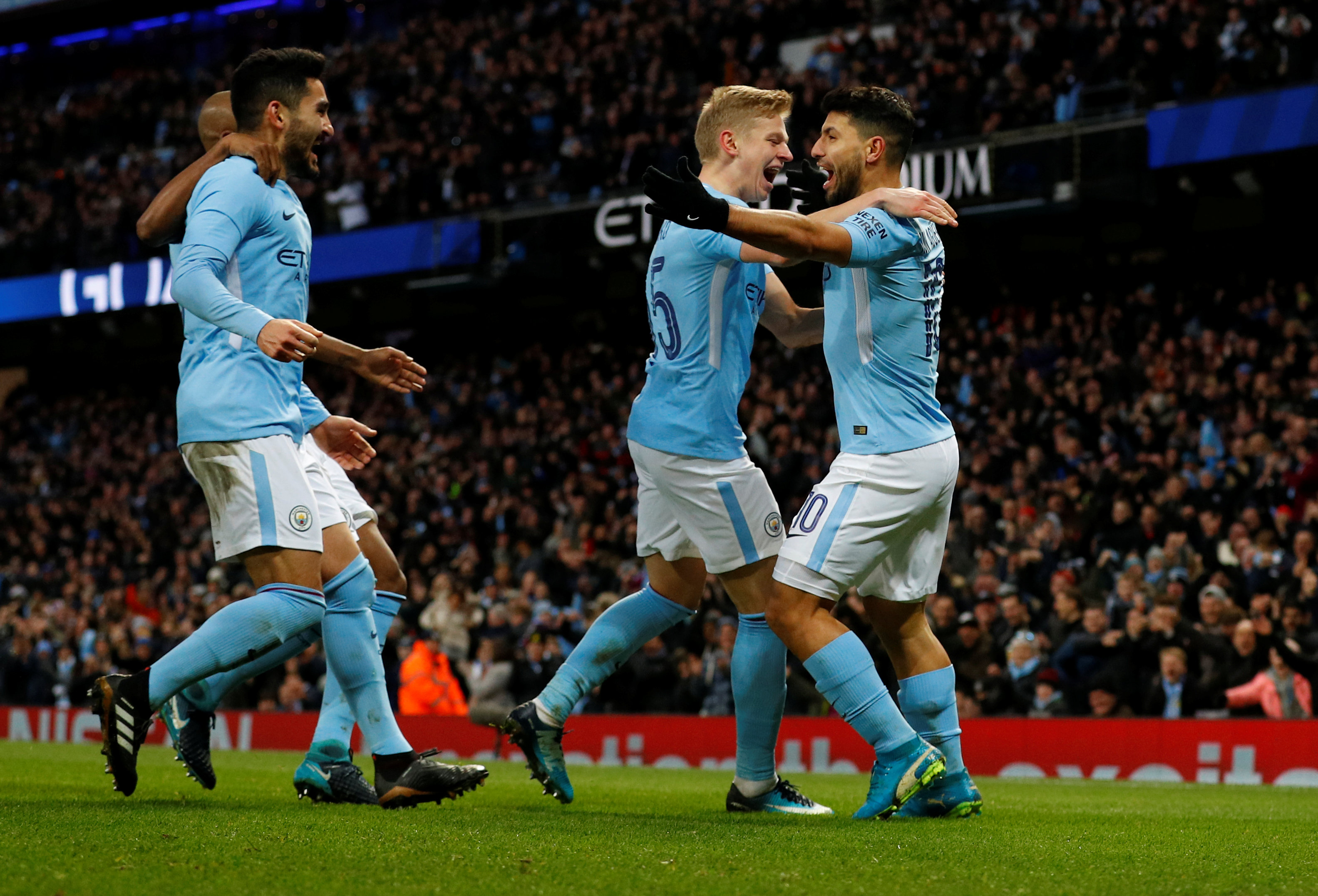 Niềm vui của các cầu thủ M.C sau khi Aguero (phải) gỡ hòa 1-1. Ảnh: REUTERS