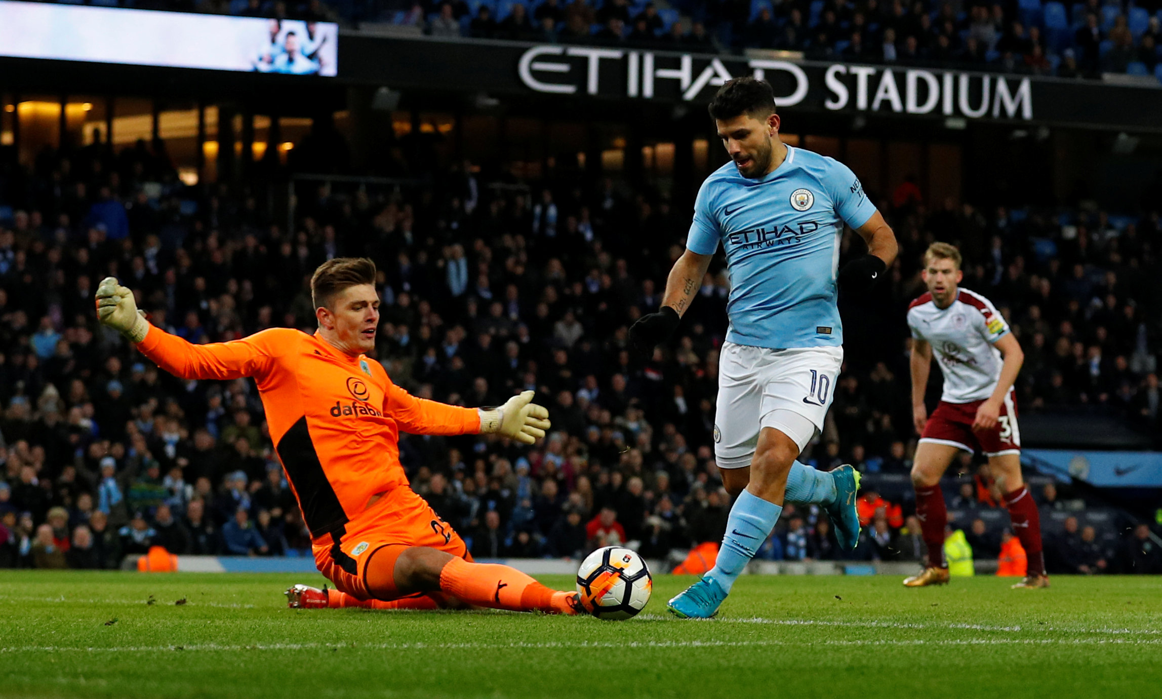 Aguero lừa bóng qua thủ thành Pope nâng tỉ số lên 2-1 cho M.C. Ảnh: REUTERS