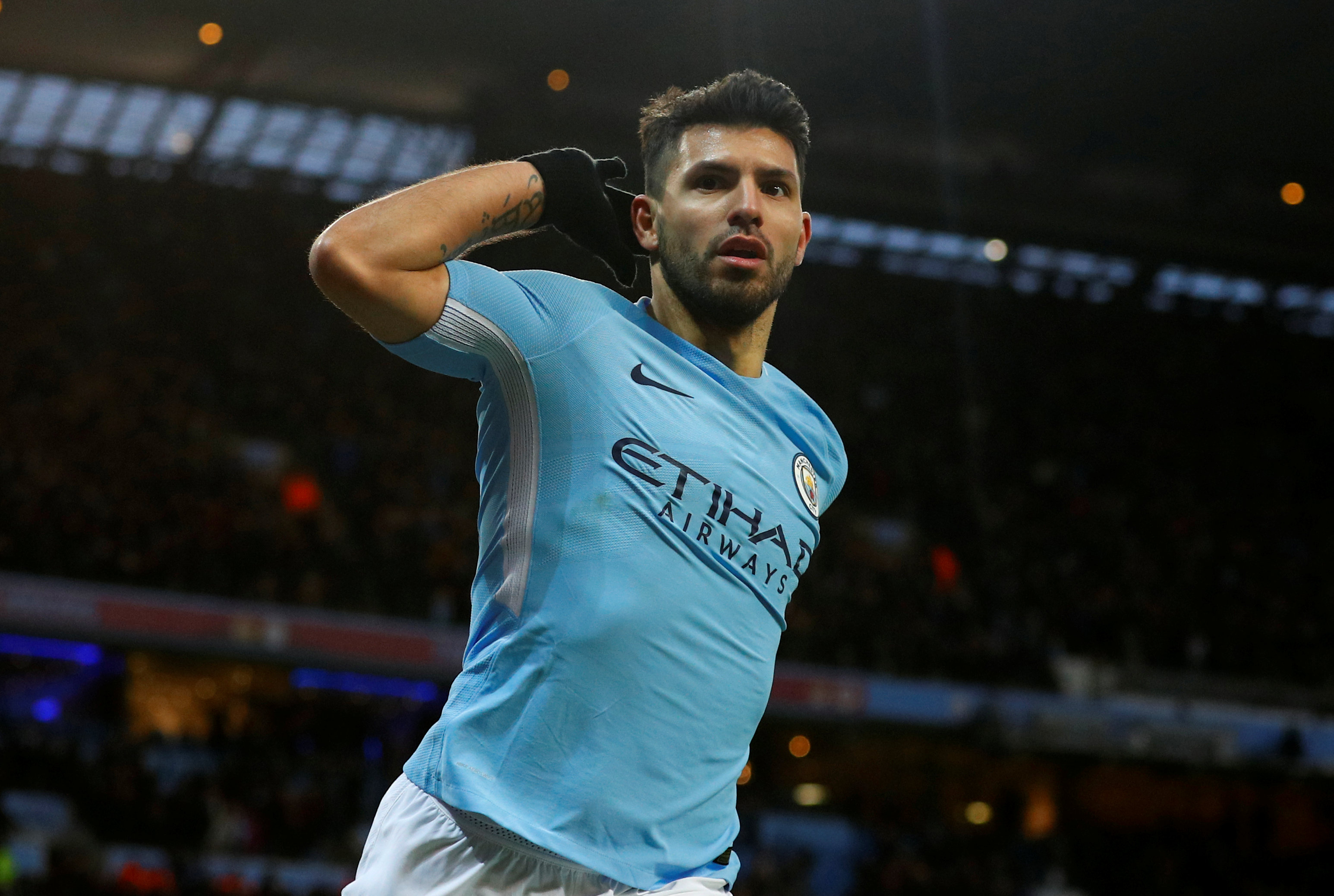 Niềm vui của Aguero sau khi nâng tỉ số lên 2-1 cho M.C. Ảnh: REUTERS