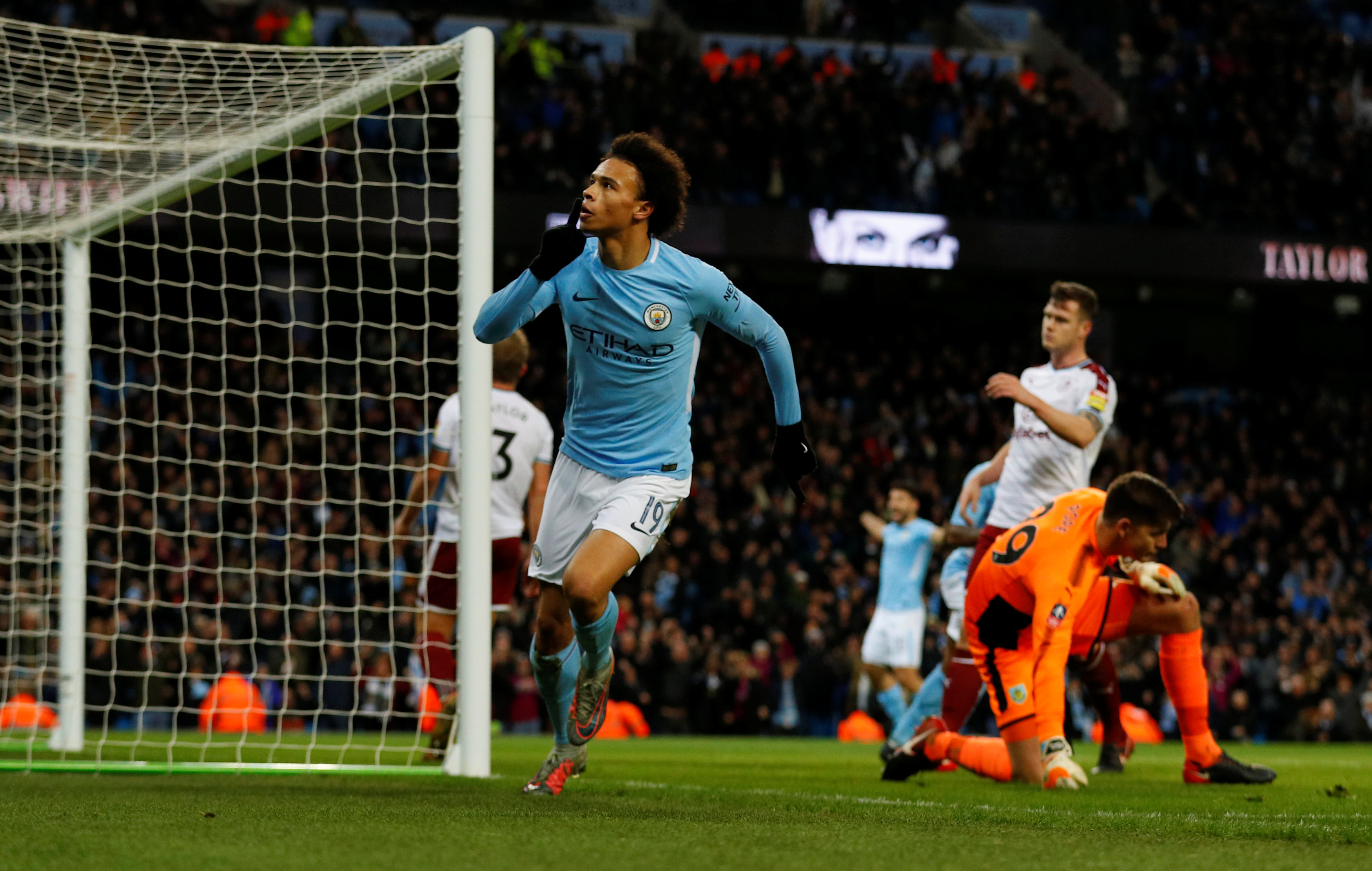 Sane ăn mừng bàn nâng tỉ số lên 3-1 cho M.C. Ảnh: REUTERS