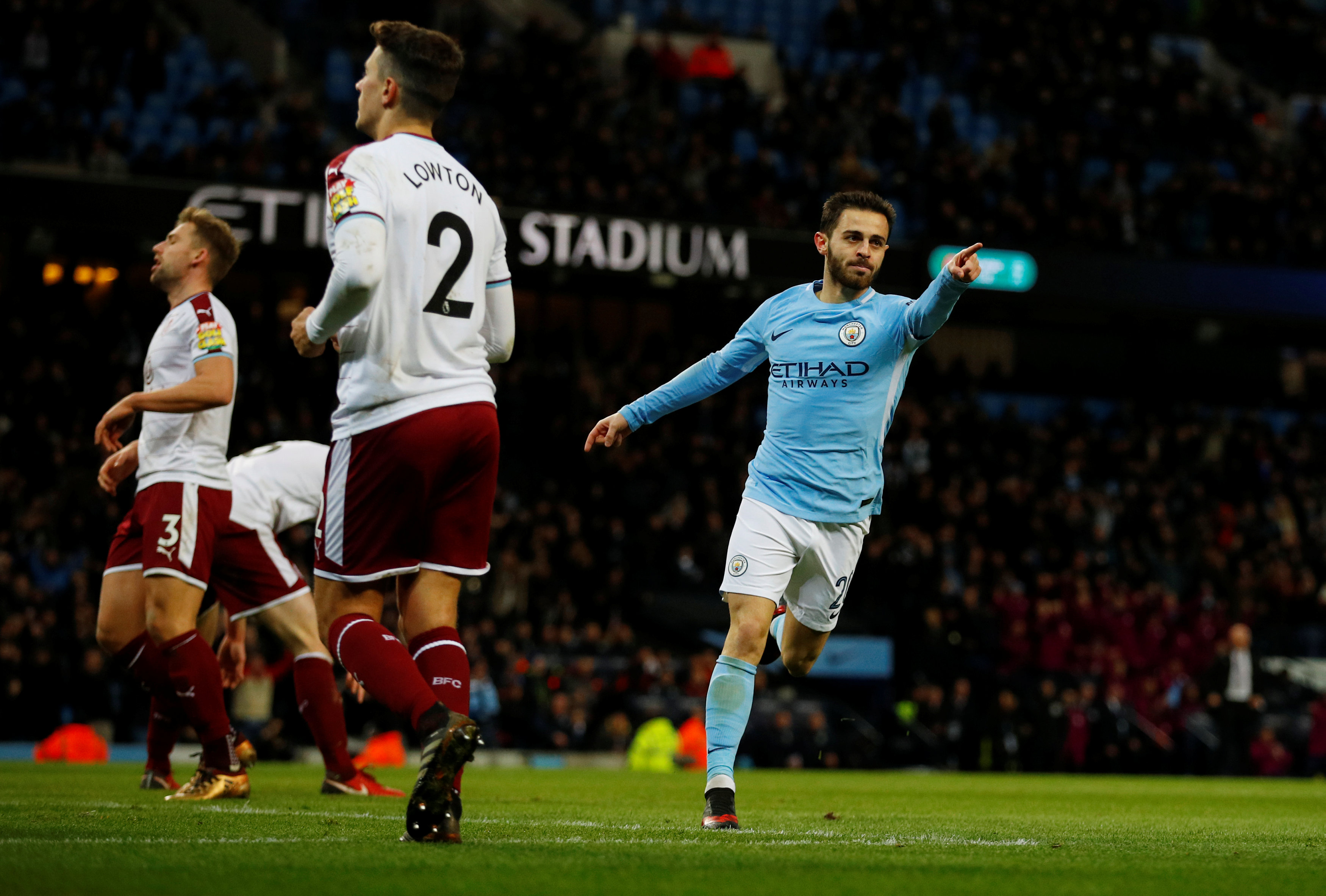 Bernardo Silva ăn mừng bàn nâng tỉ số lên 4-1. Ảnh: REUTERS
