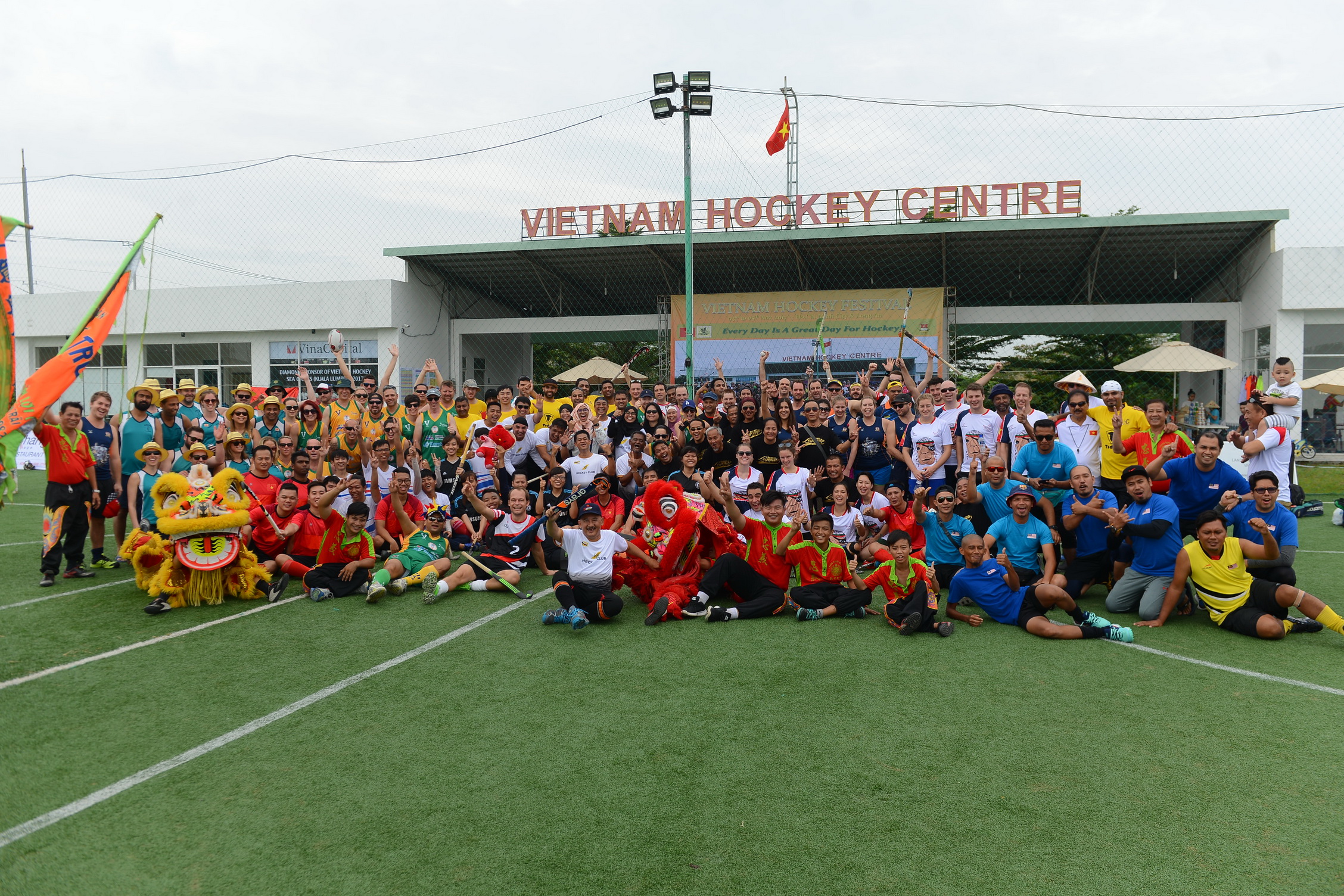 Những CĐV tham dự Vietnam Hockey Festival chụp hình lưu niệm cùng nhau. Ảnh: QUANG ĐỊNH