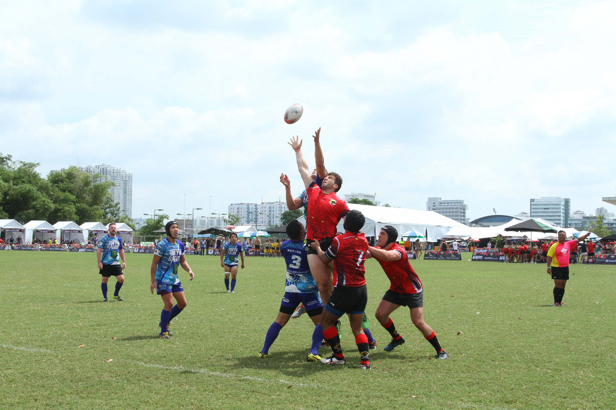 Quang cảnh sôi động của Saigon Rugby 10's. Ảnh: H.Đ