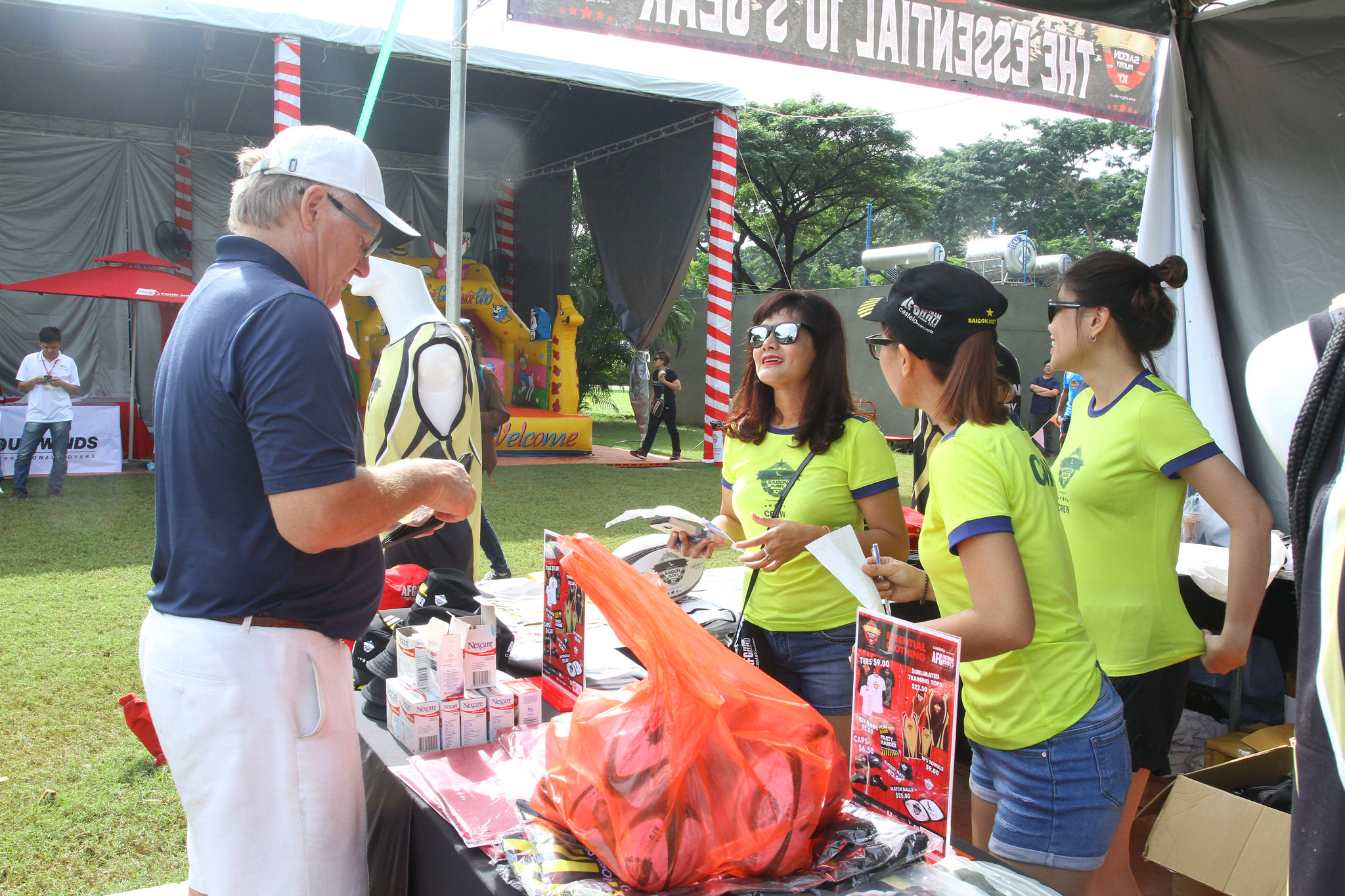 Các gian hàng ở Saigon Rugby 10's luôn thu hút mọi người. Ảnh: H.Đ