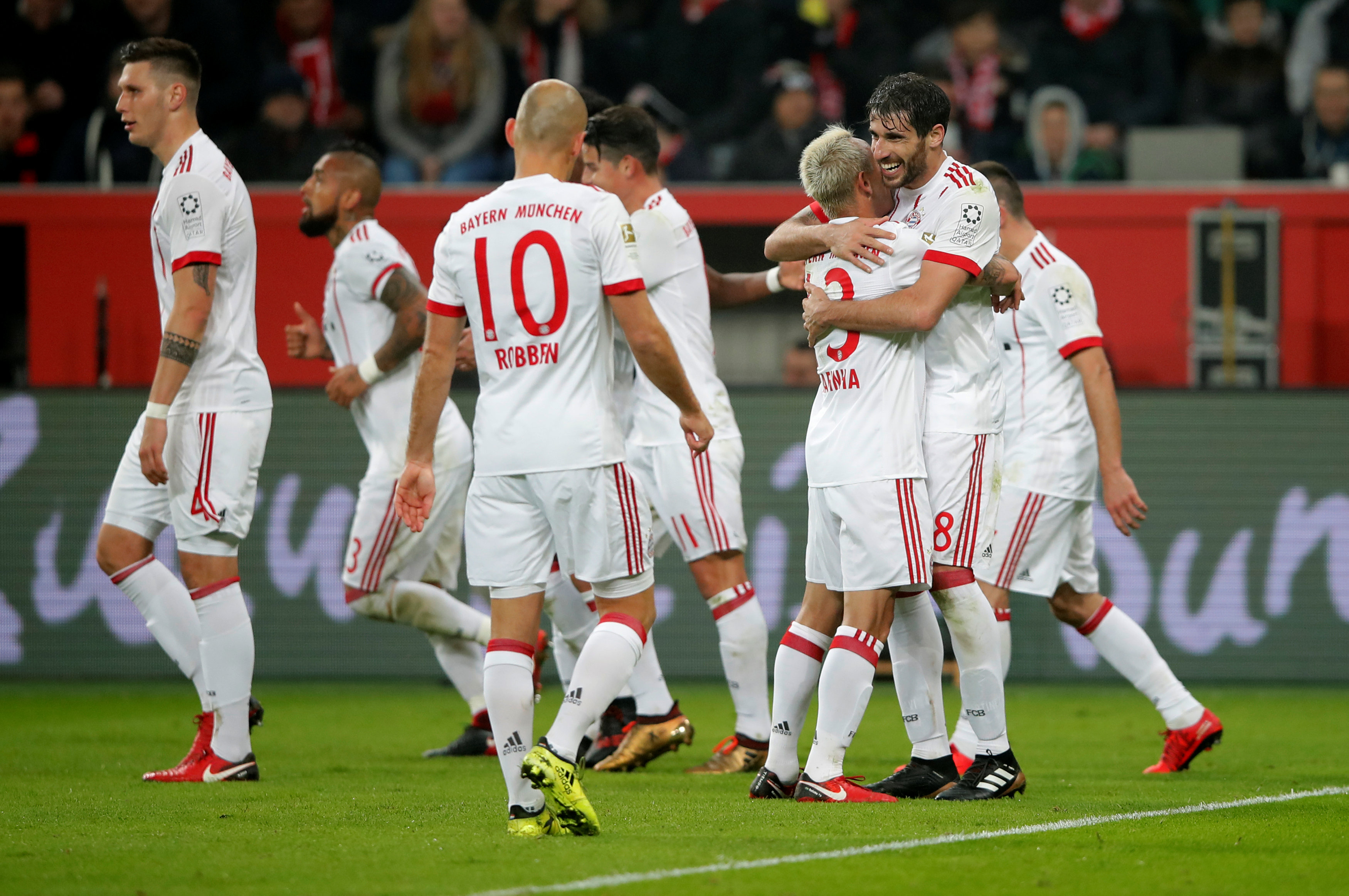 Niềm vui của các cầu thủ Bayern sau khi Martinez mở tỉ số. Ảnh: REUTERS