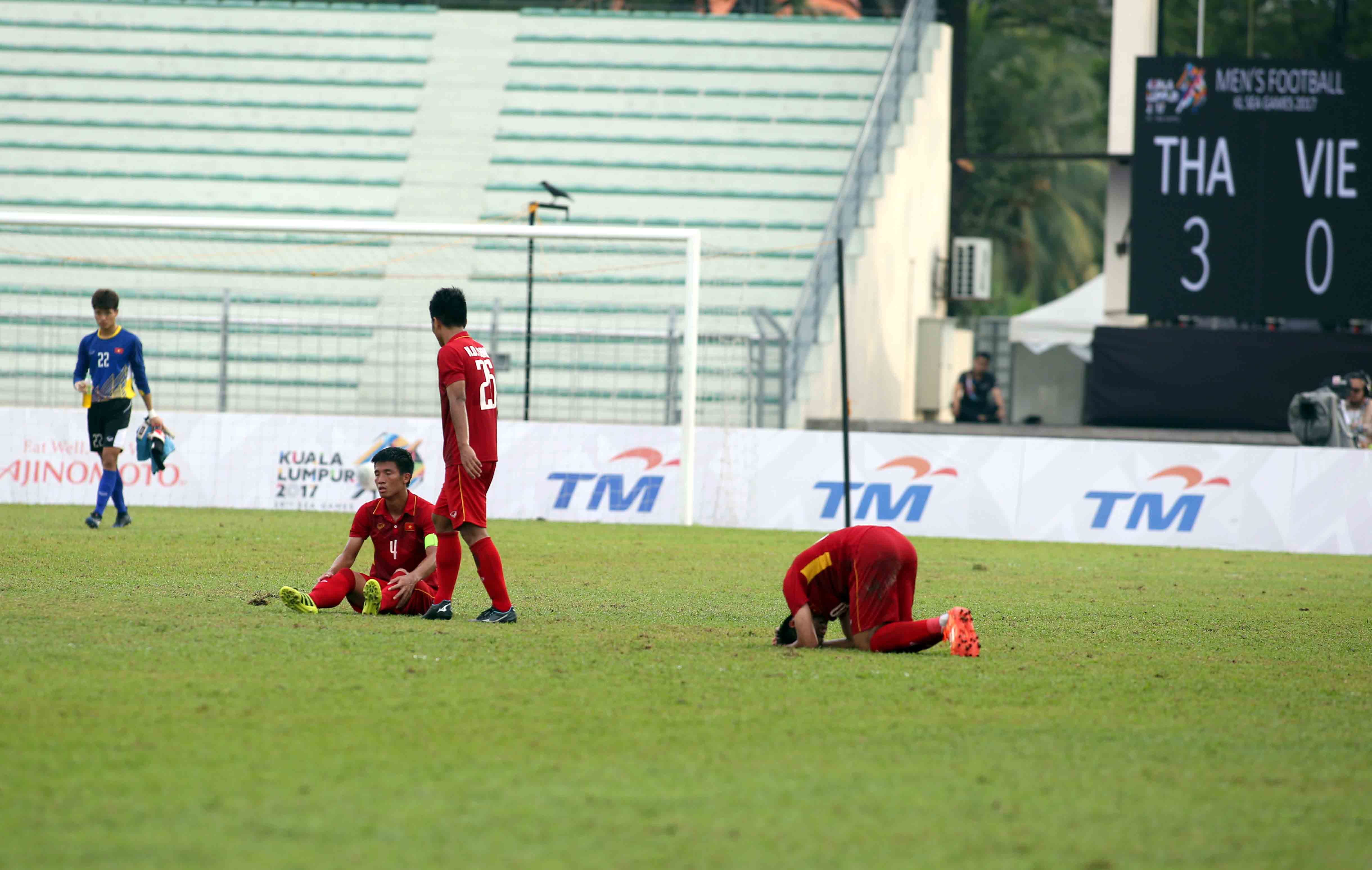 Nỗi thất vọng của các tuyển thủ U-22 VN sau trận thua Thái Lan 0-3 ở SEA Games 2017. Ảnh:N.KHÔI