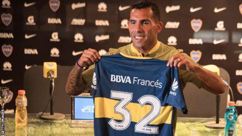 Tevez trong lễ kí hợp đồng với Boca Juniors hôm 6-1. Ảnh: GETTY IMAGES