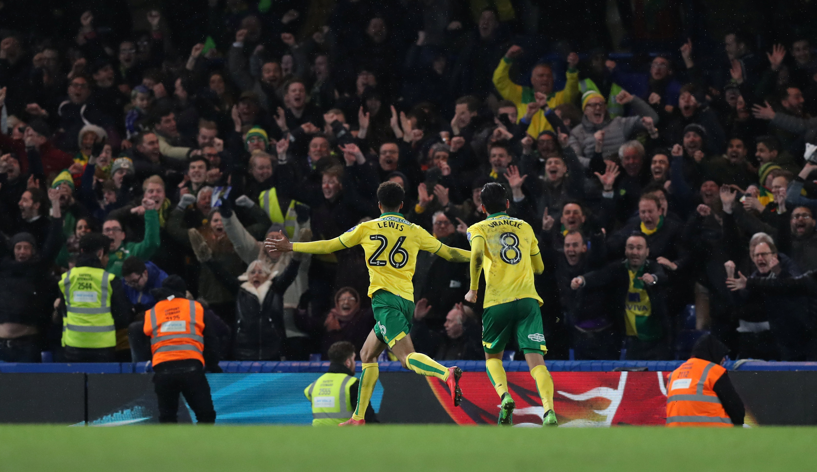 Niềm vui của các cầu thủ Norwich sau khi gỡ hòa 1-1. Ảnh: REUTERS