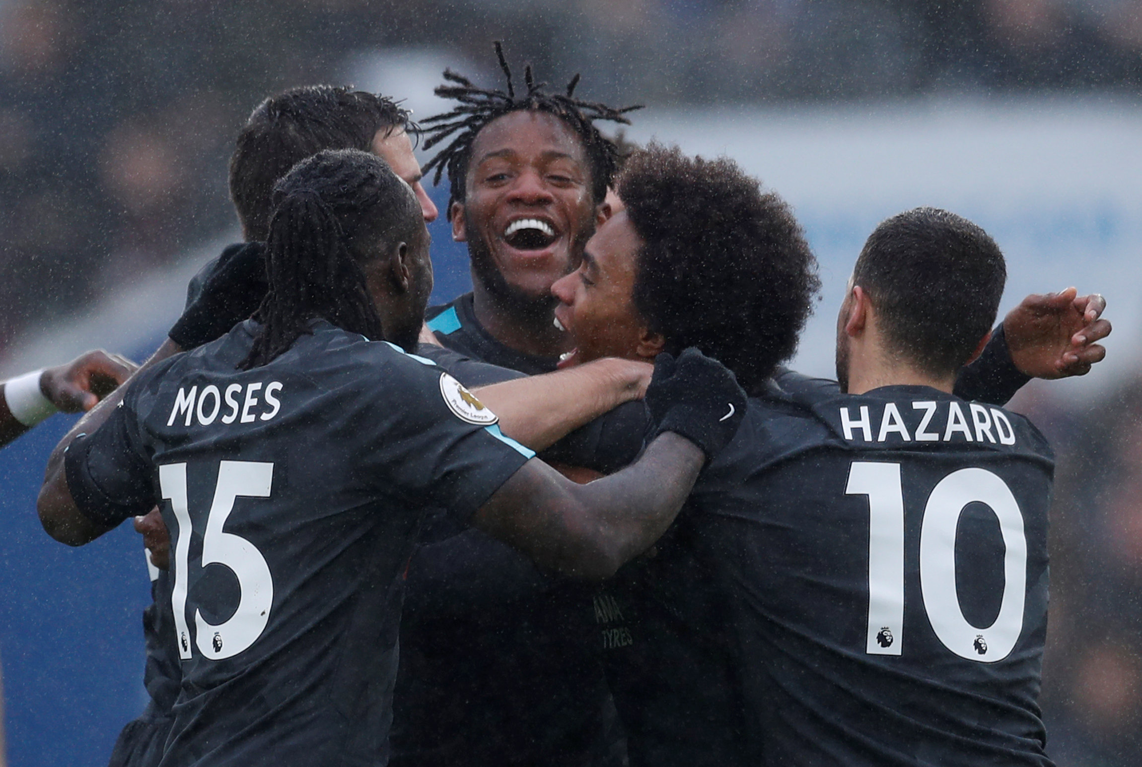 Niềm vui của các cầu thủ Chelsea sau khi Willian nâng tỉ số lên 2-0. Ảnh: REUTERS