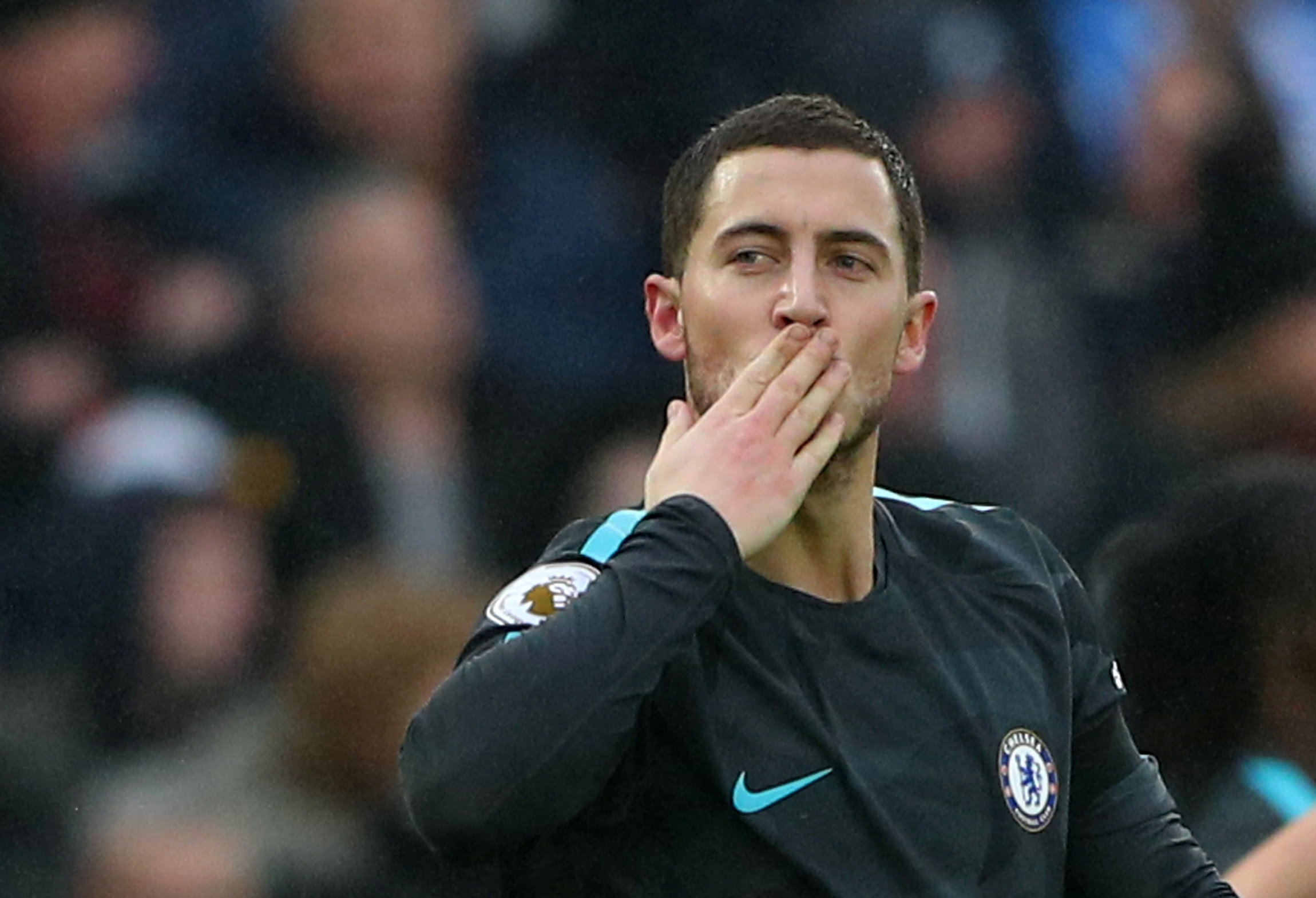Hazard ăn mừng bàn thắng vào lưới Brighton. Ảnh: REUTERS