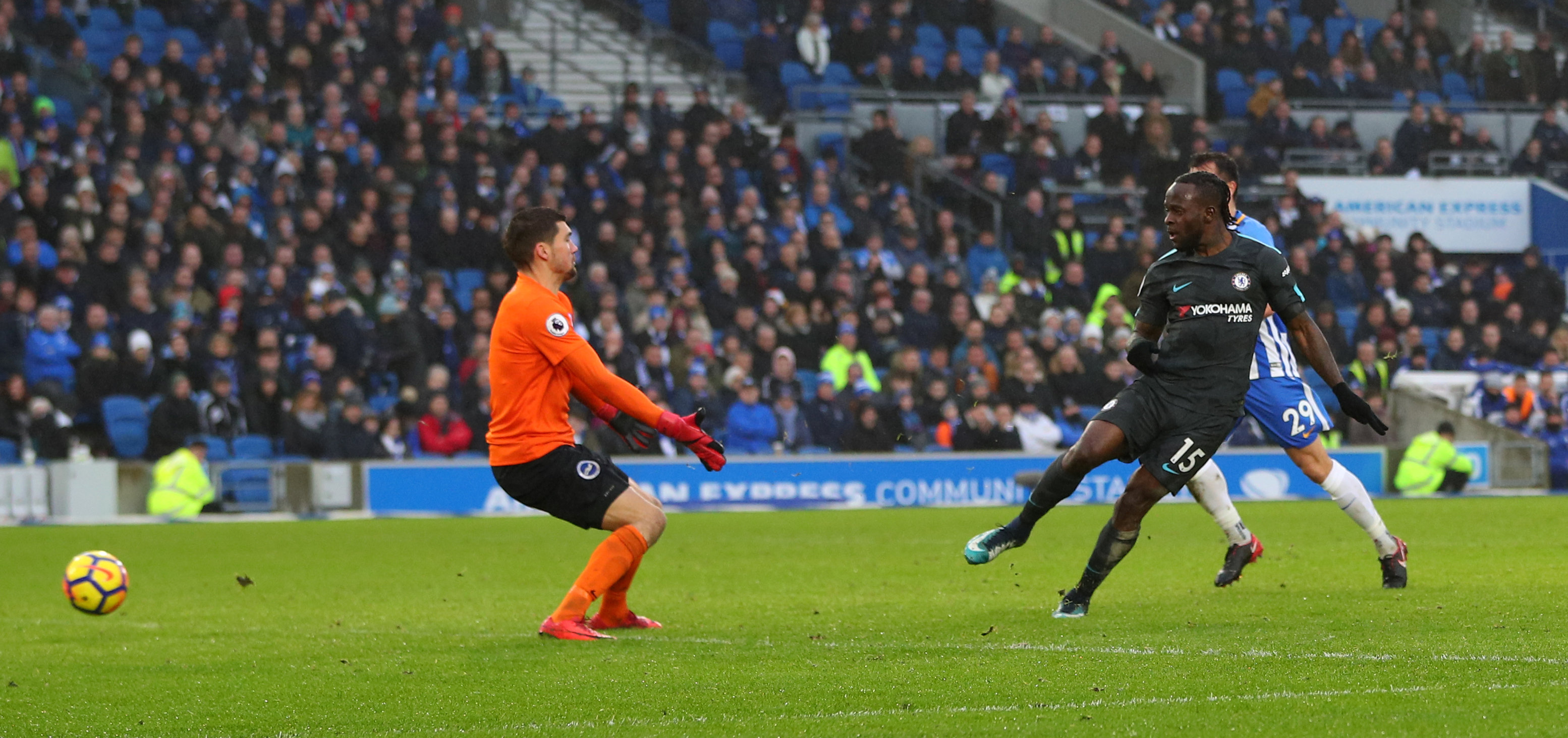 Pha dứt điểm ấn định chiến thắng 4-0 cho Chelsea của Moses. Ảnh: REUTERS