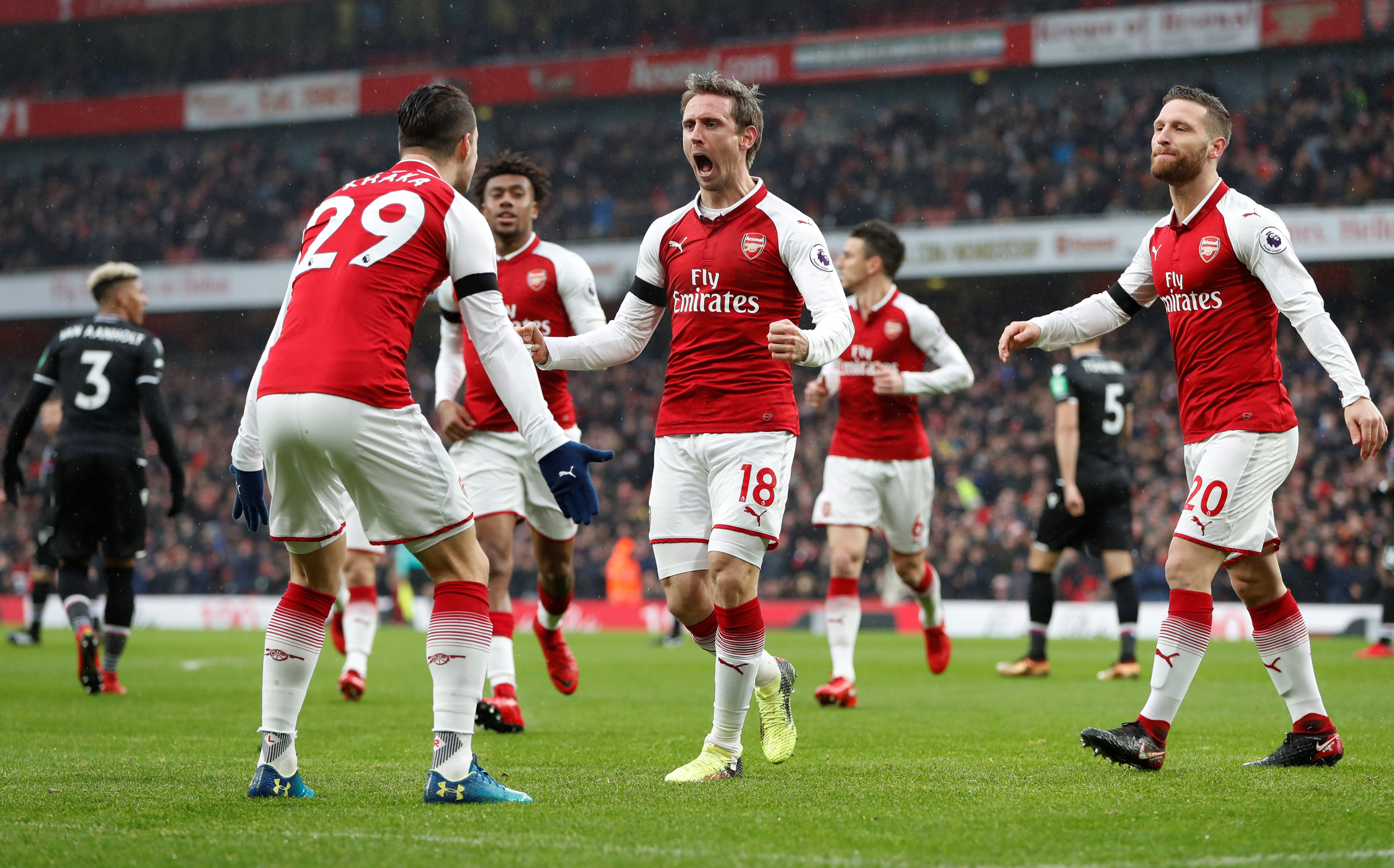 Niềm vui của các cầu thủ Arsenal sau khi ghi bàn vào lưới Crystal Palace. Ảnh: REUTERS