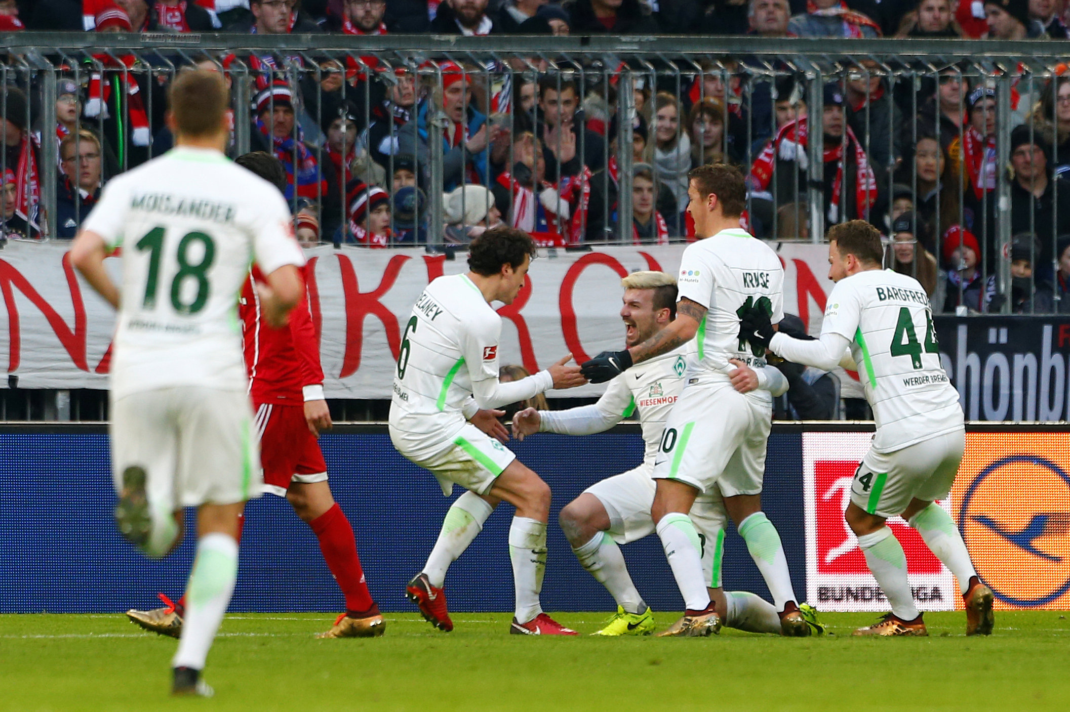 Niềm vui của các cầu thủ Werder Bremen sau khi mở tỉ số. Ảnh: REUTERS
