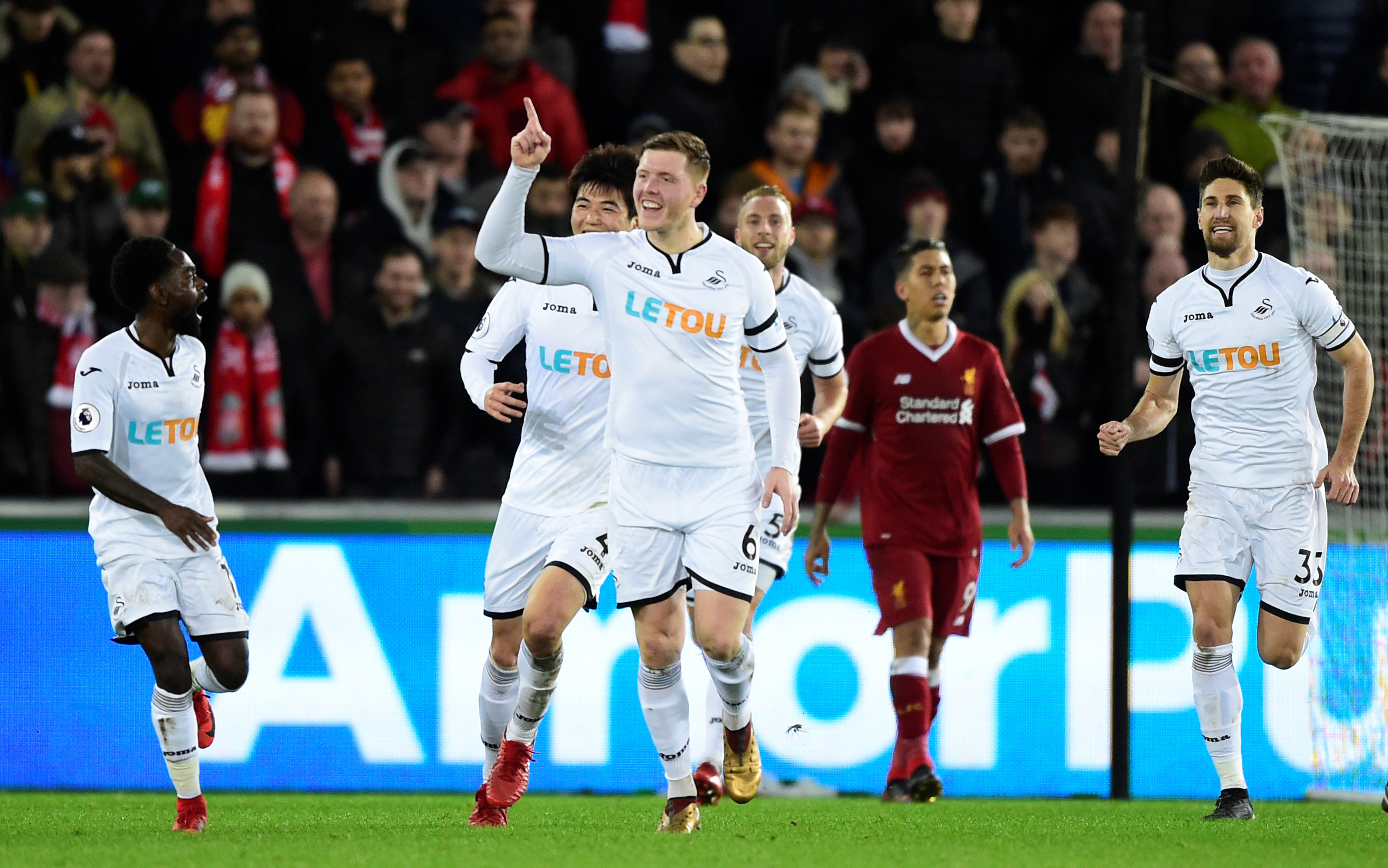 Niềm vui của các cầu thủ Swansea sau khi Mawson mơ tỉ số. Ảnh: REUTERS