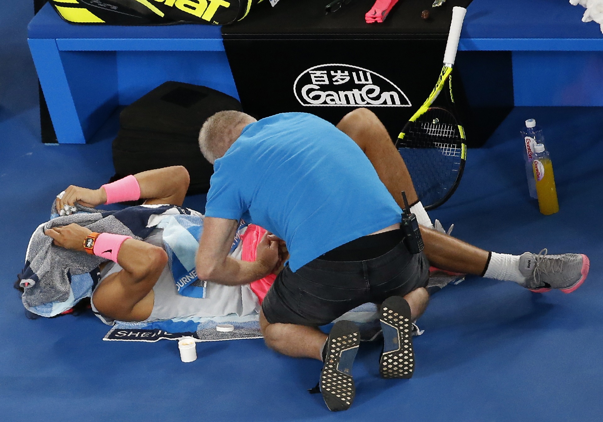 Các bác sĩ vào sân chăm sóc cho Nadal ở cuối ván 4. Ảnh: REUTERS