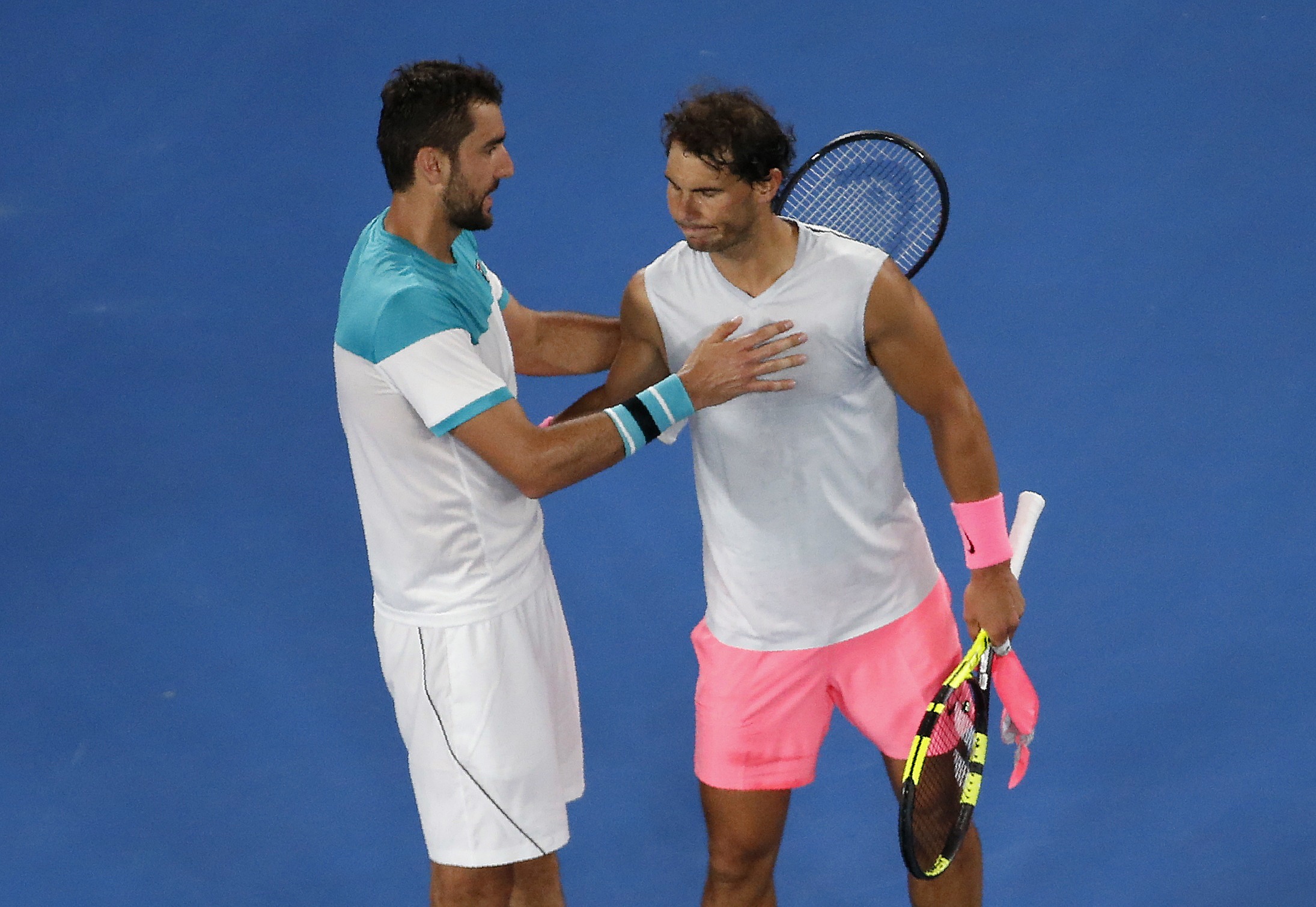 Cilic (trái) an ủi Nadal sau trận đấu. Ảnh: REUTERS