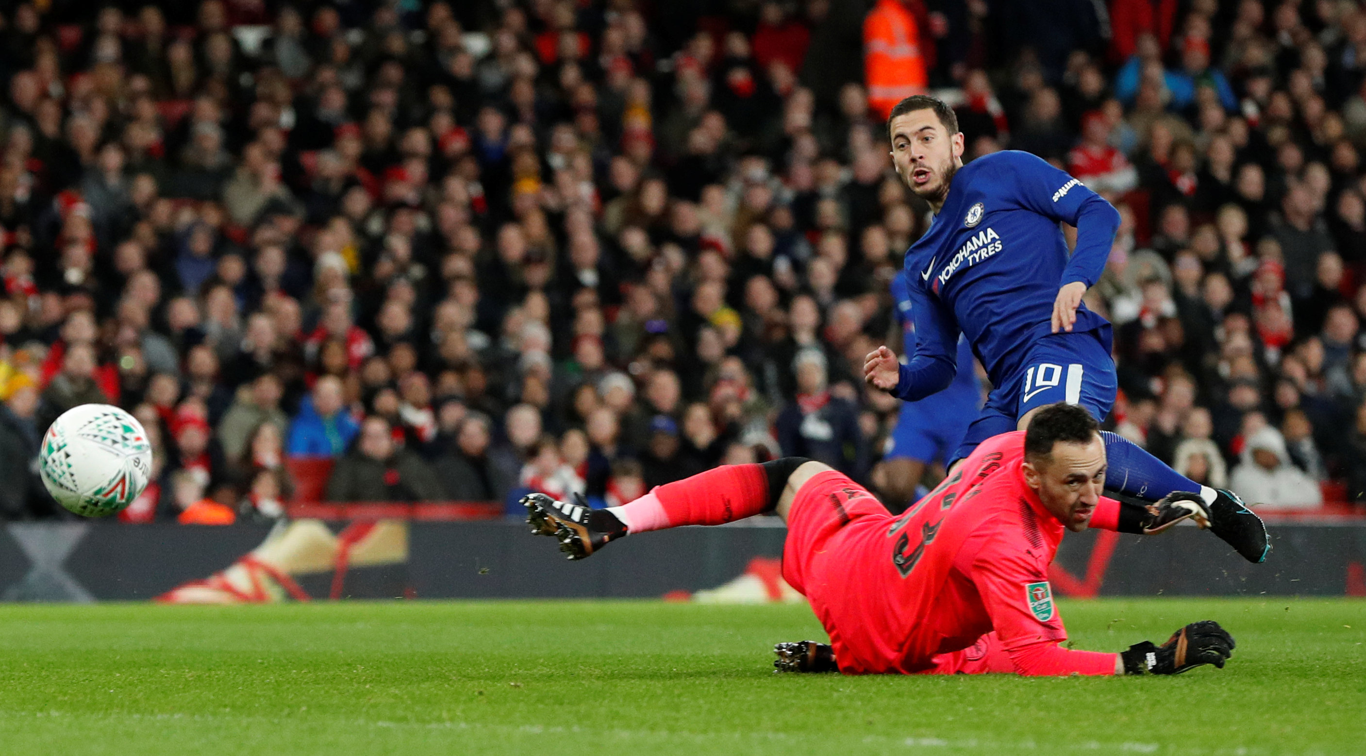 Pha dứt điểm mở tỉ số cho Chelsea của Hazard. Ảnh: REUTERS