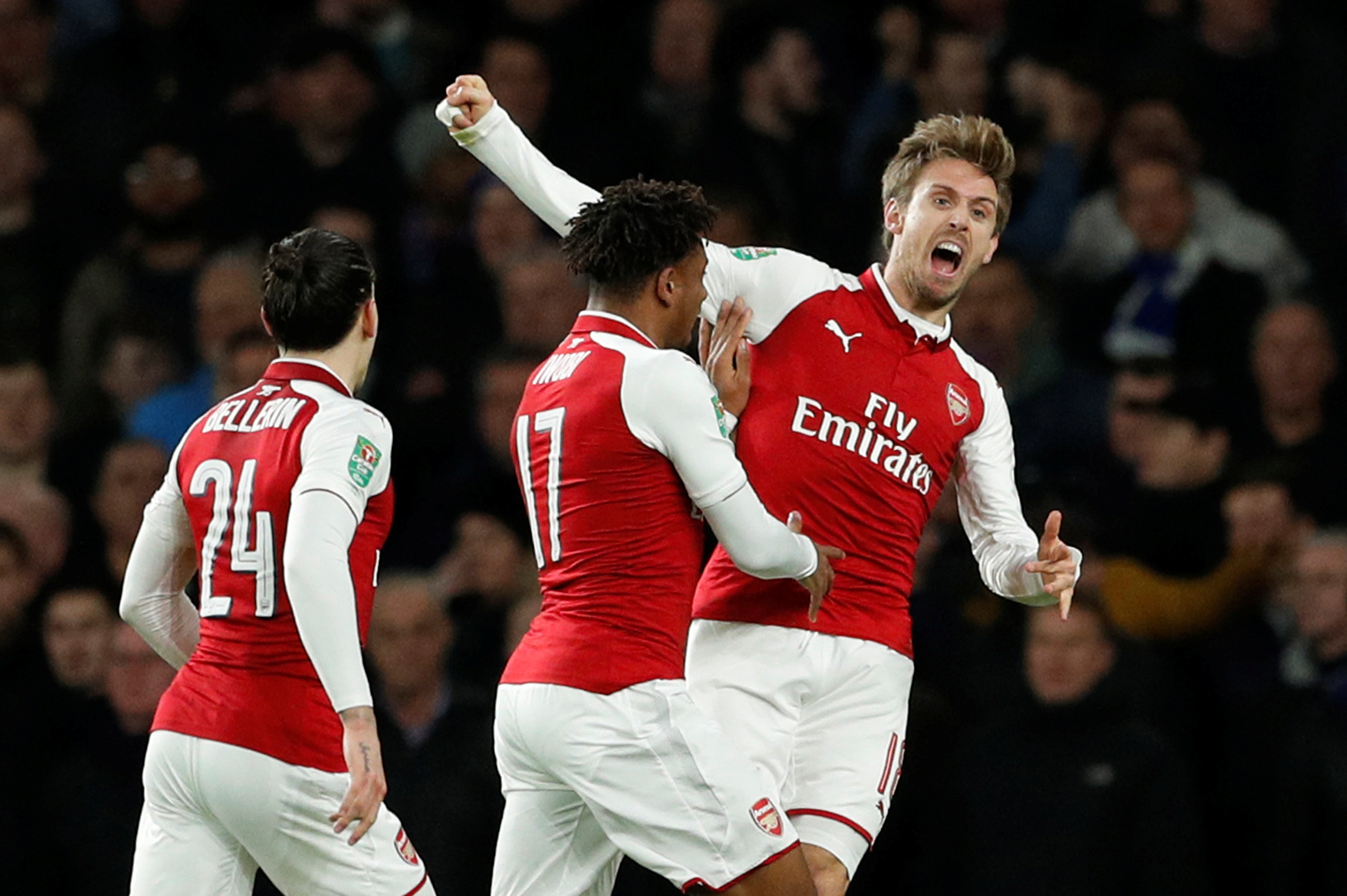 Monreal (phải) ăn mừng bàn gỡ 1-1 cho Arsenal. Ảnh: REUTERS