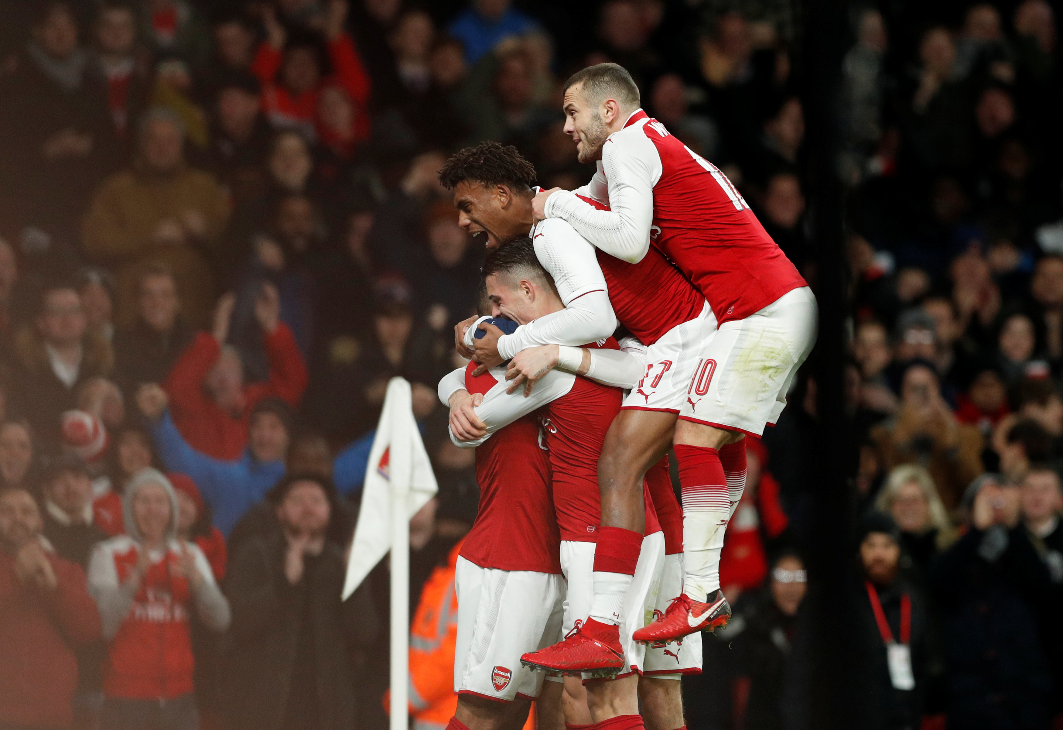 Niềm vui của các cầu thủ Arsenal sau khi nâng tỉ số lên 2-1. Ảnh: REUTERS