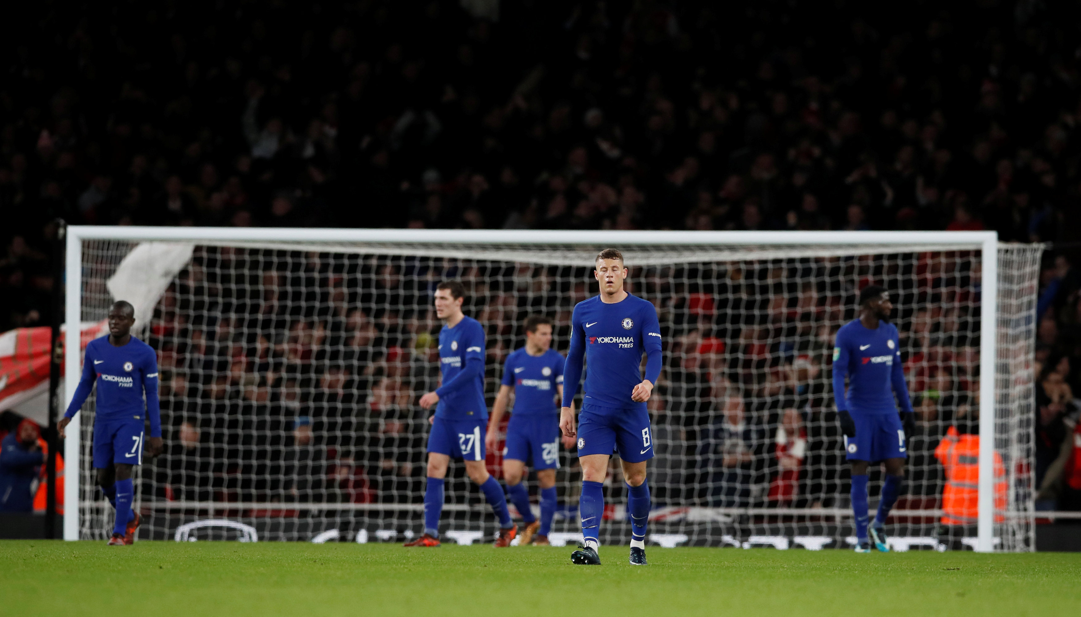 Nỗi thất vọng của các cầu thủ Chelsea sau trận thua Arsenal. Ảnh: REUTERS