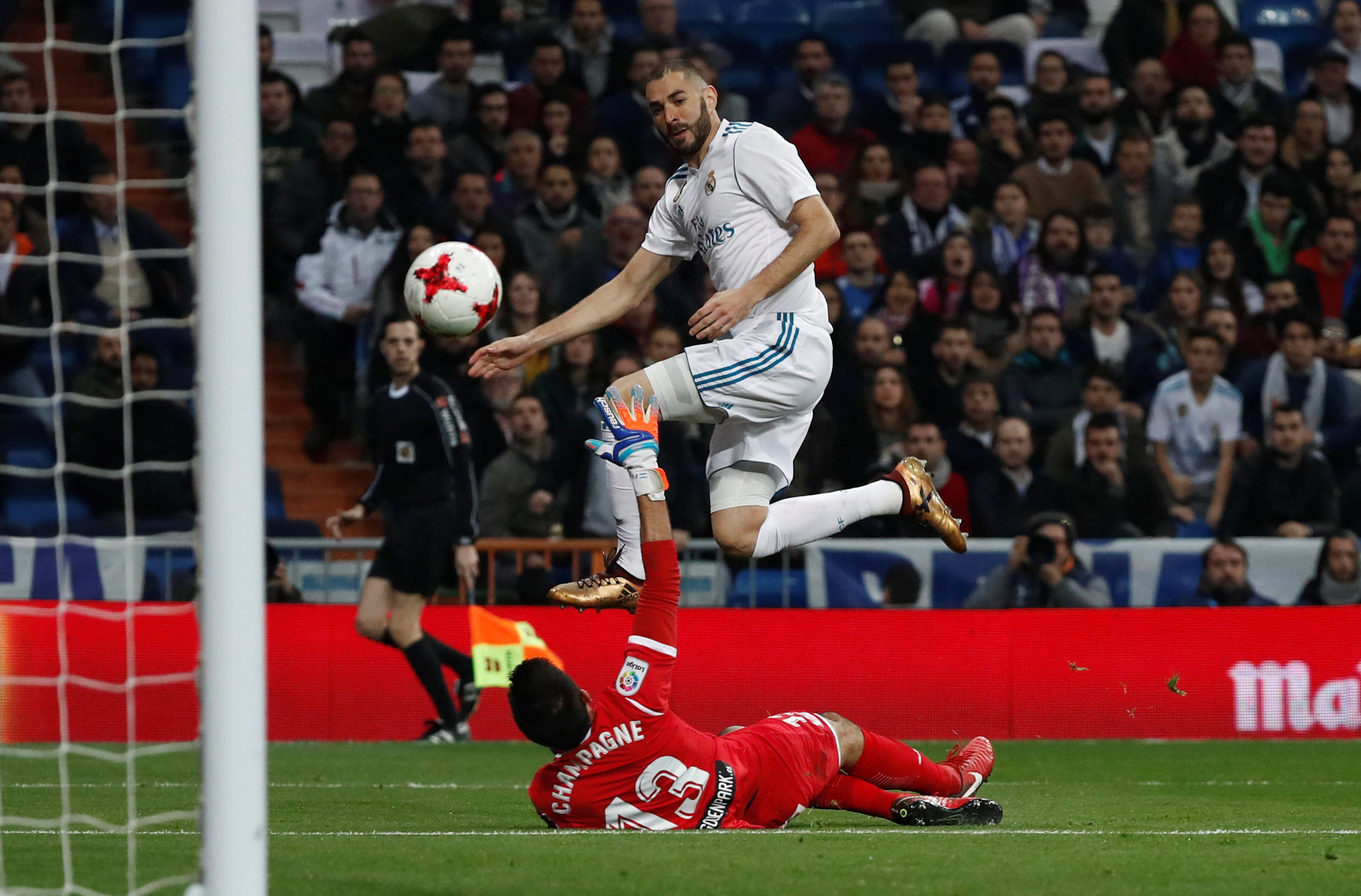 Pha dứt điểm gỡ hòa 1-1 cho R.M của Benzema. Ảnh: REUTERS