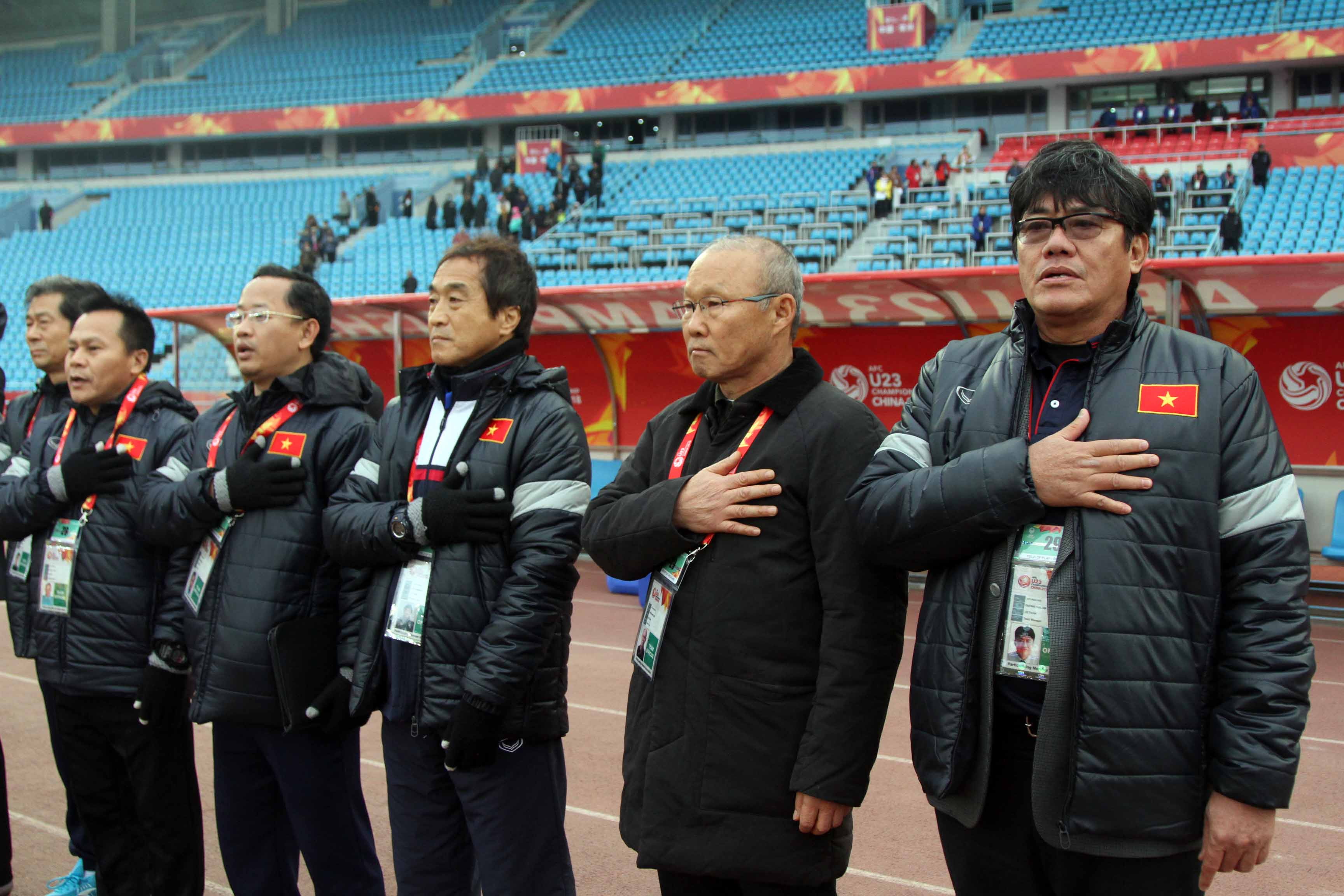Ông Park (thứ 2 từ phải) đặt tay trên ngực áo khi quốc ca VN vang lên. Ảnh: N.K