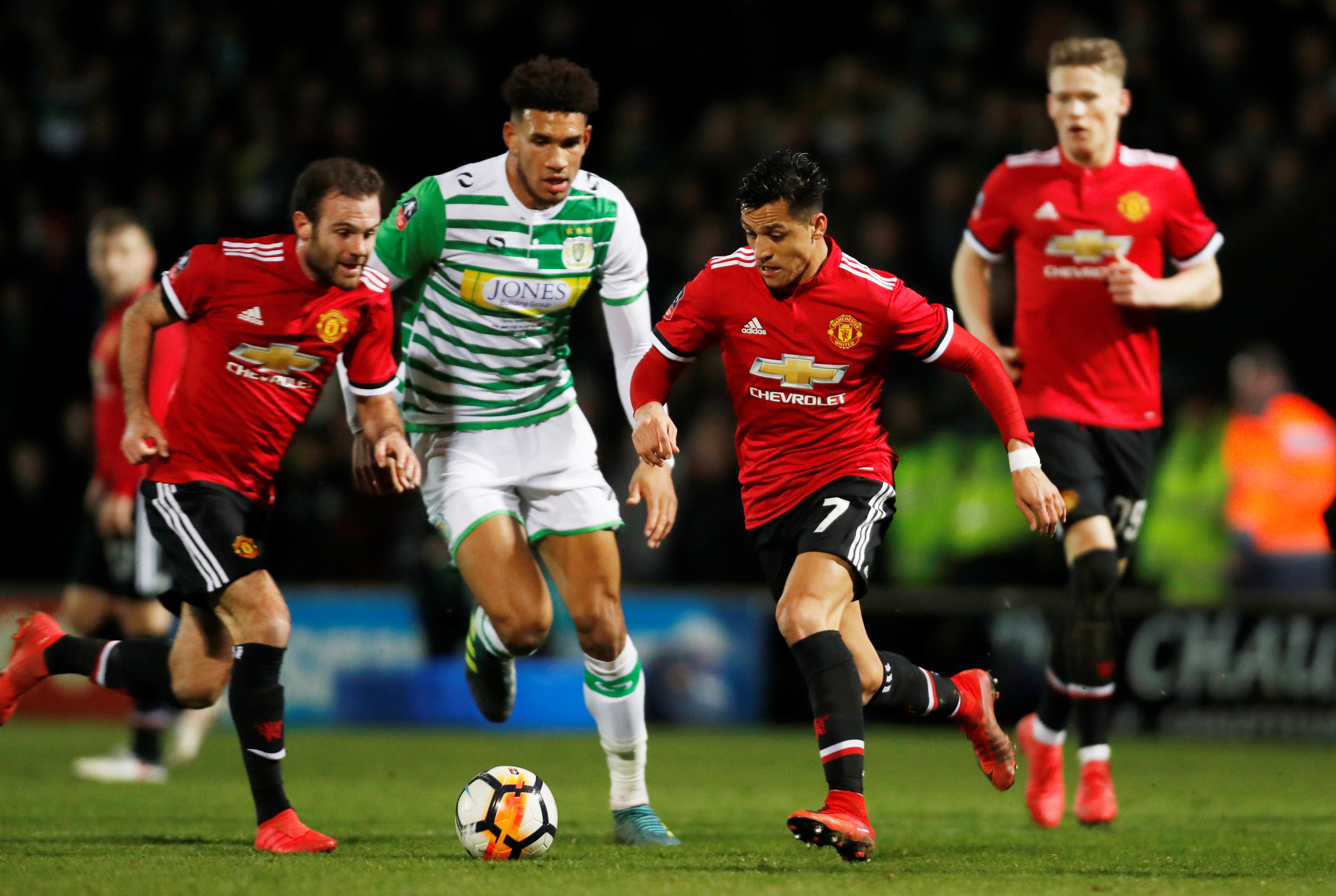 Sanchez đã có trận đấu rất hay trước Yeovil Town. Ảnh: REUTERS