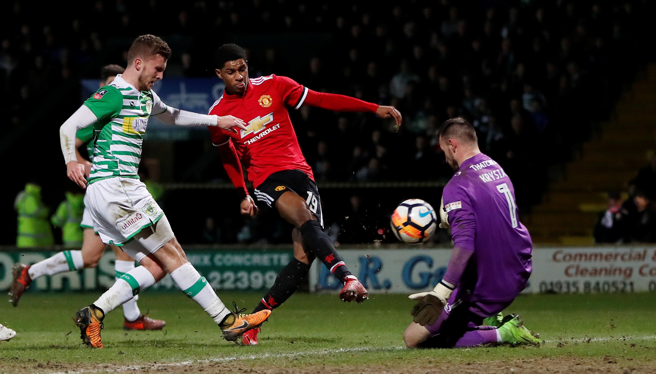 Pha dứt điểm mở tỉ số cho M.U của Rashford. Ảnh: REUTERS