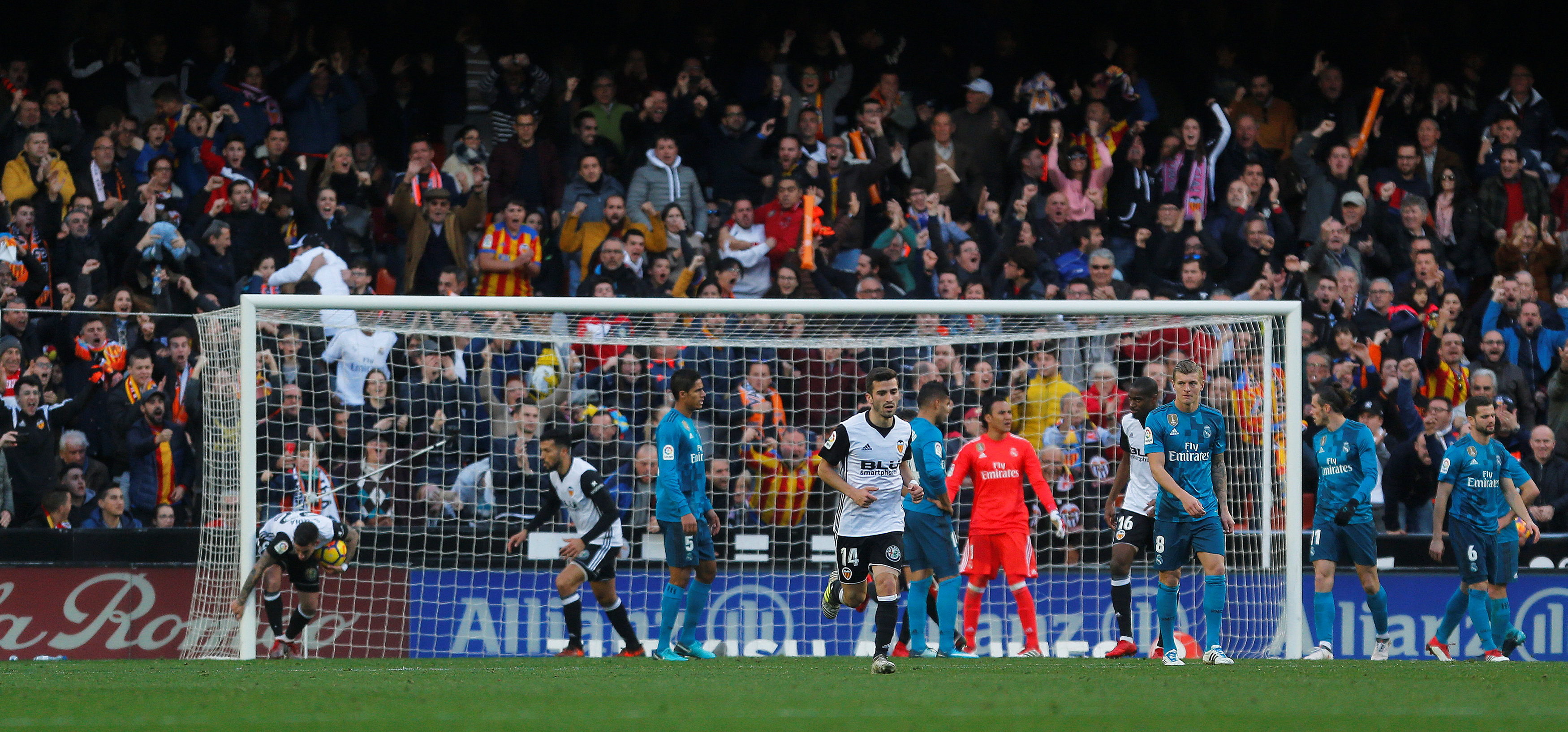 Pha đánh đầu rút ngắn tỉ số xuống 1-2 cho Valencia của Santi Mina. Ảnh: REUTERS