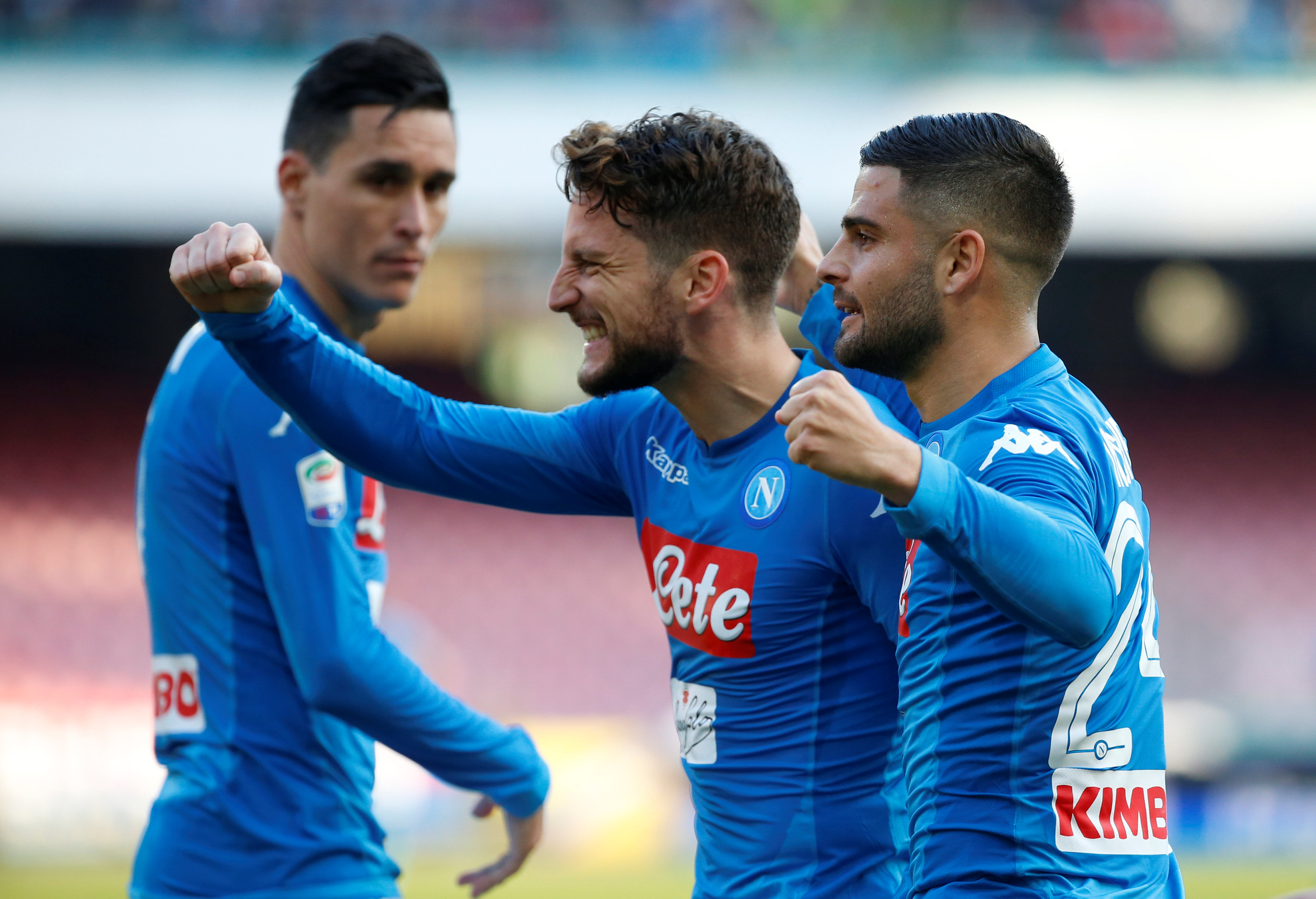 Niềm vui của các cầu thủ Napoli sau khi có bàn gỡ 1-1. Ảnh: REUTERS