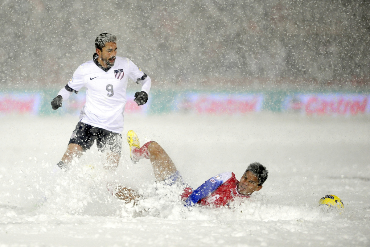 Cầu thủ ngập trong tuyết ở trận Mỹ thắng Costa Rica. Ảnh: Forthewin