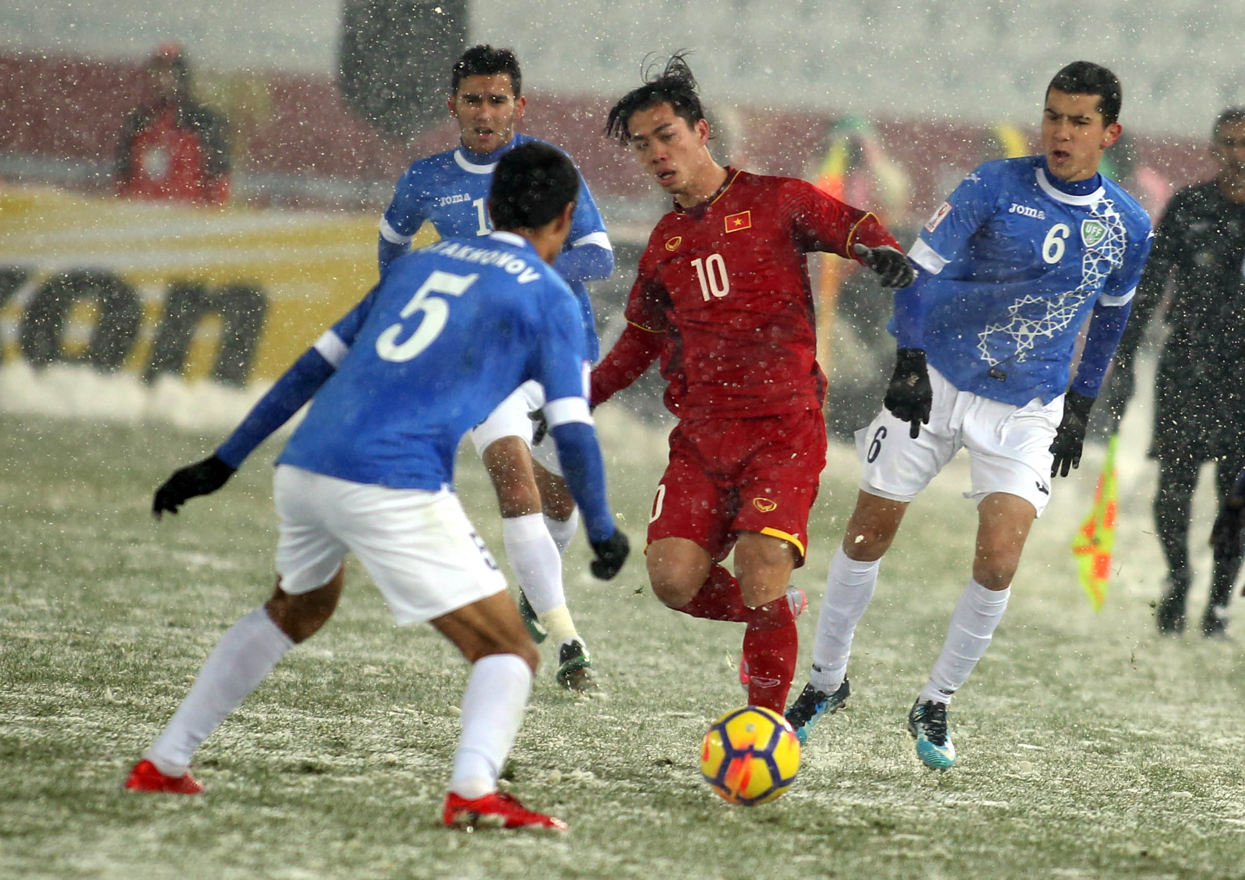 Dư luận cho rằng U-23 Uzbekistan có lợi thế hơn VN khi chơi trên mặt sân đầy tuyết. Ảnh: N.K.