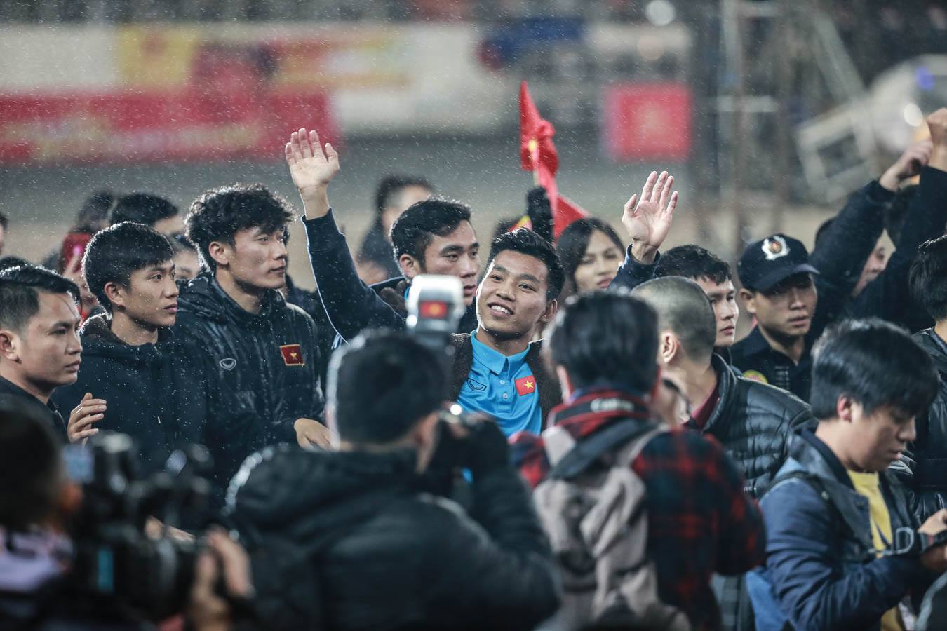 Các cầu thủ U-23 VN chào người hâm mộ trên sân Mỹ Đình, Hà Nội trong đêm 28-1. Ảnh: NGUYỄN KHÁNH