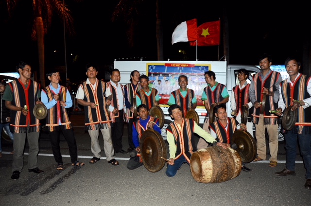 Đội cồng chiên- nét đặc trưng của người dân tộc ở Pleiku- chào đón người hùng Park Hang-seo. Ảnh: ANH TIẾN