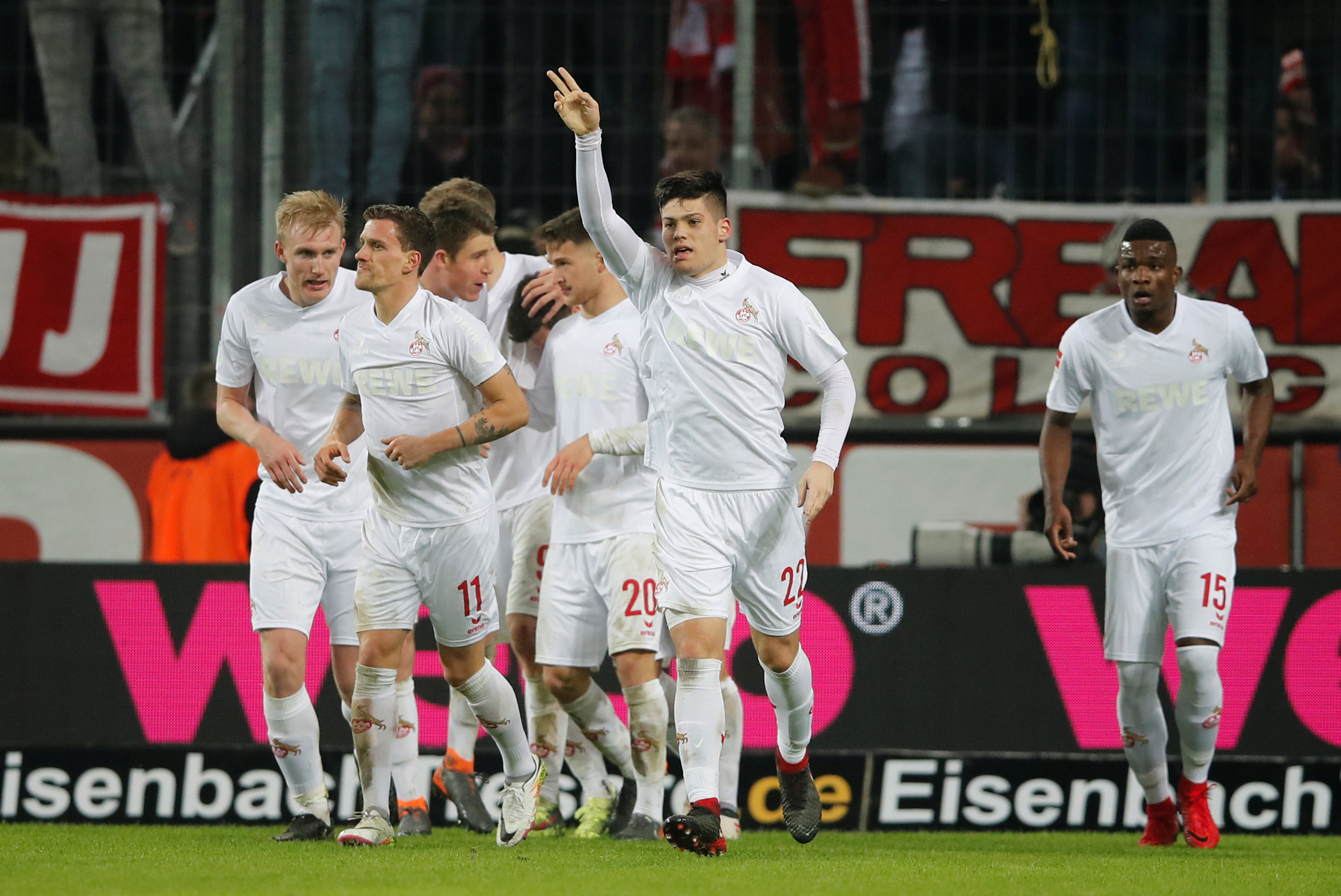 Niềm vui của các cầu thủ Cologne sau khi Jorge Mere gỡ hòa 2-2. Ảnh: REUTERS