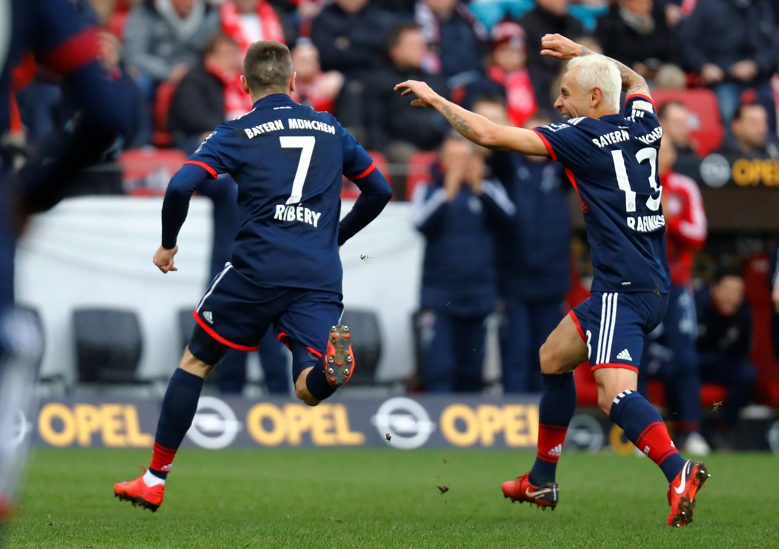 Niềm vui của Ribery (7) sau khi mở tỉ số cho B.M. Ảnh: REUTERS