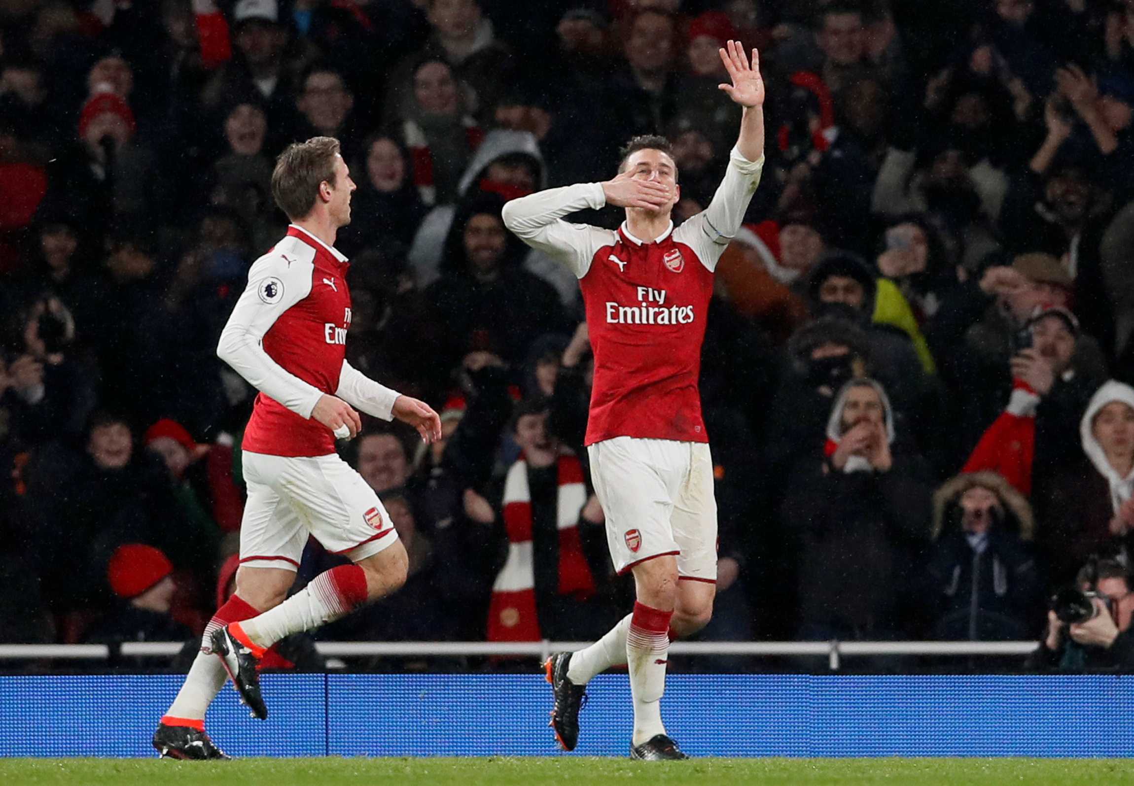 Koscielny (phải) ăn mừng bàn nâng tỉ số lên 2-0 cho Arsenal. Ảnh: REUTERS