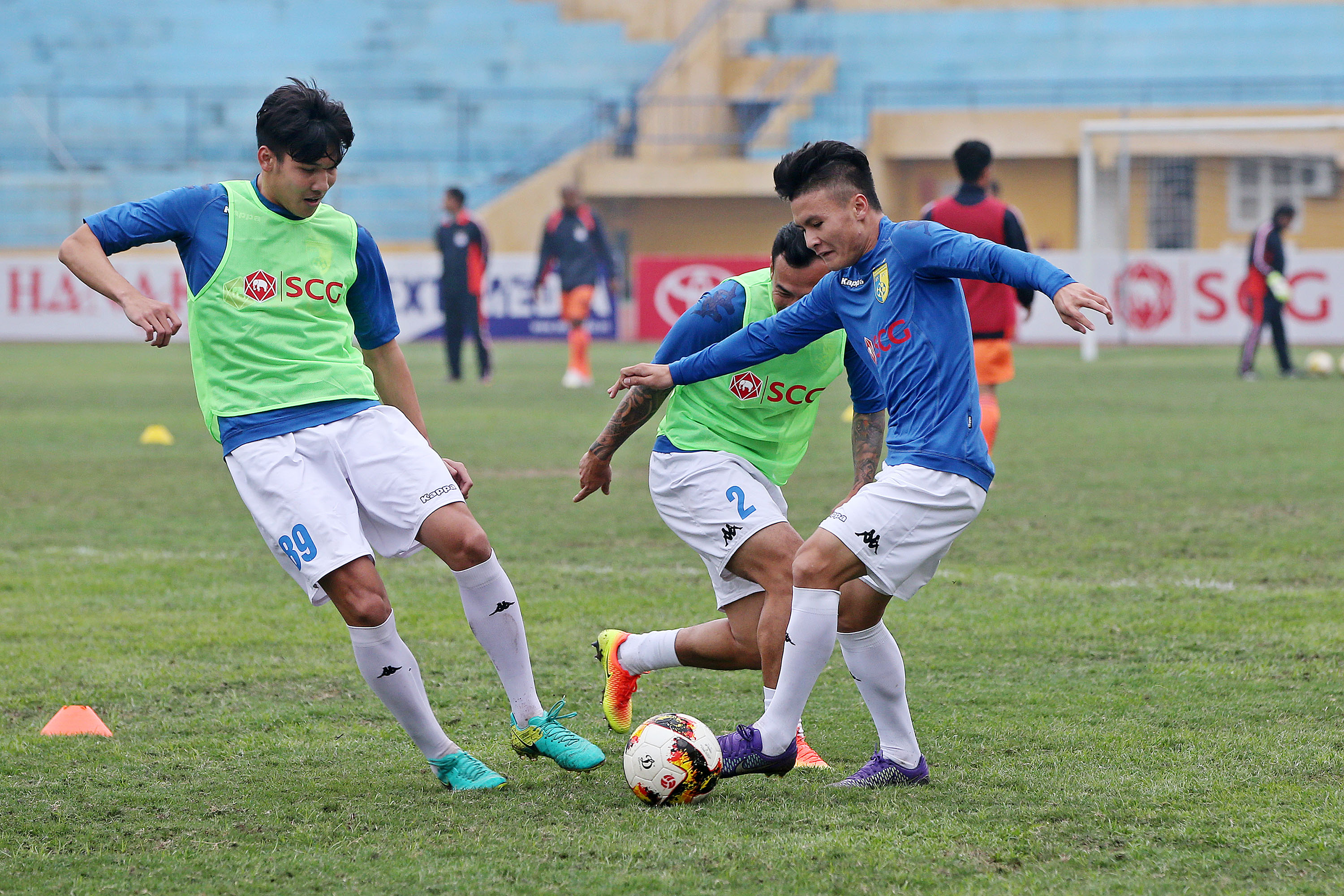 Các cầu thủ trẻ CLB Hà Nội tập luyện trên sân Hàng Đẫy. Ảnh: NAM KHÁNH