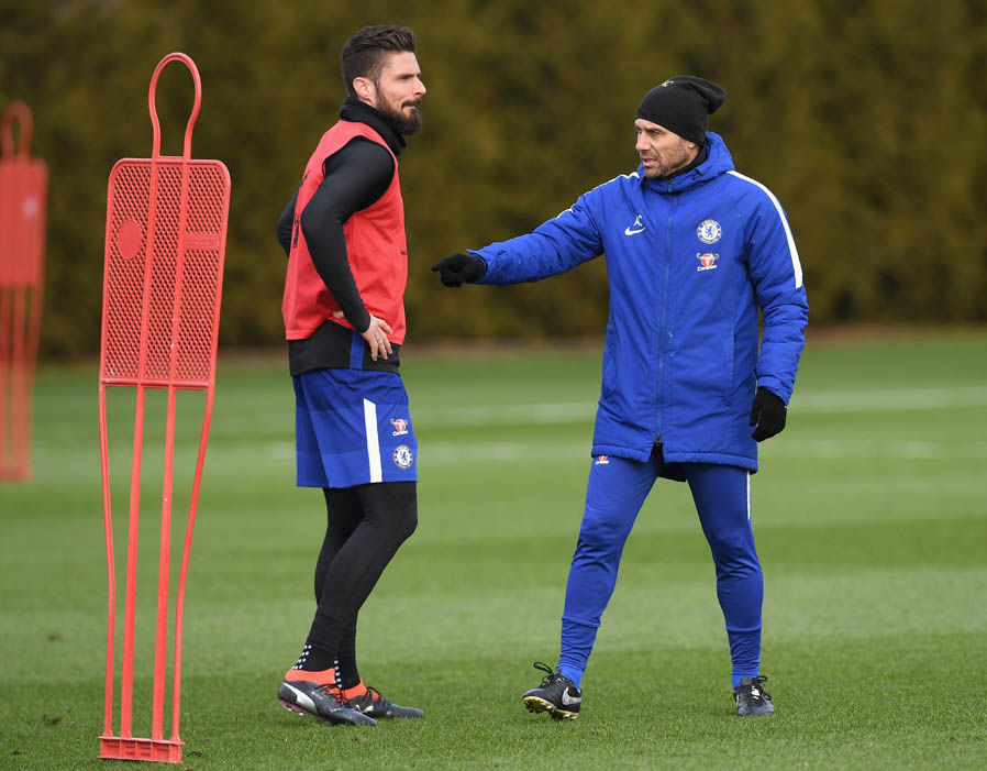 Giroud (trái) và HLV Conte trên sân tập chuẩn bị cho trận gặp Watford. Ảnh: CHELSEA FC
